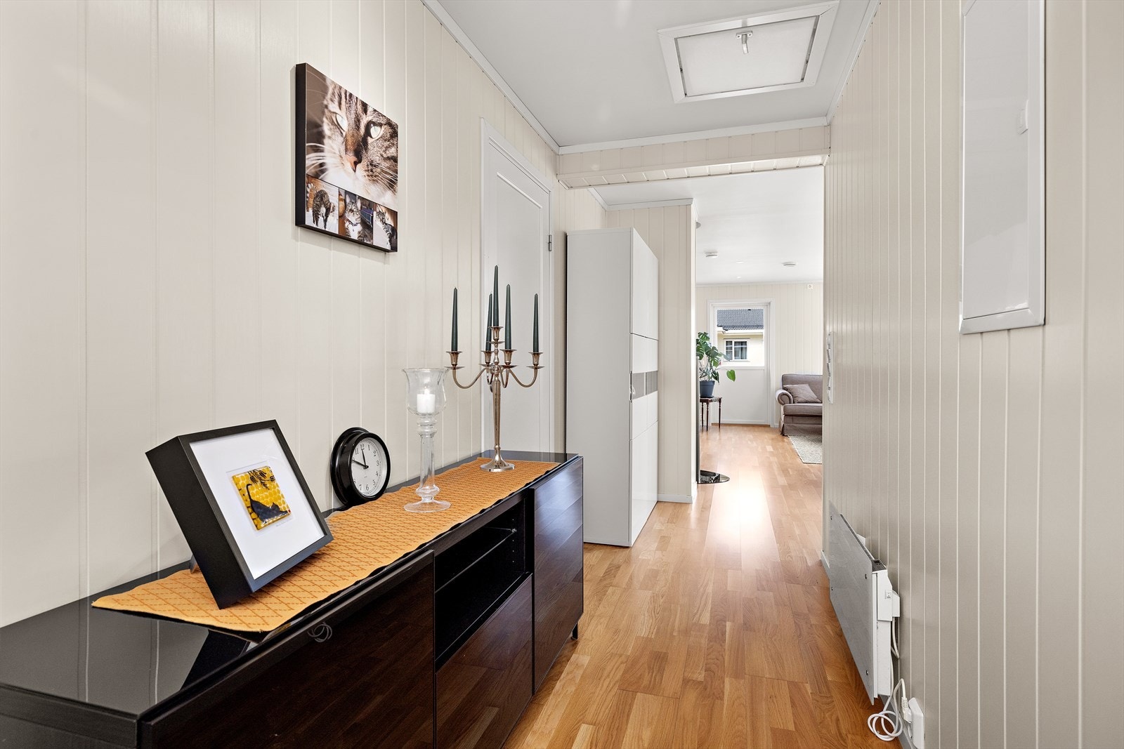 Leiligheten har eikeparkett på gulv, malte mdf plater på vegger. Galleribilde