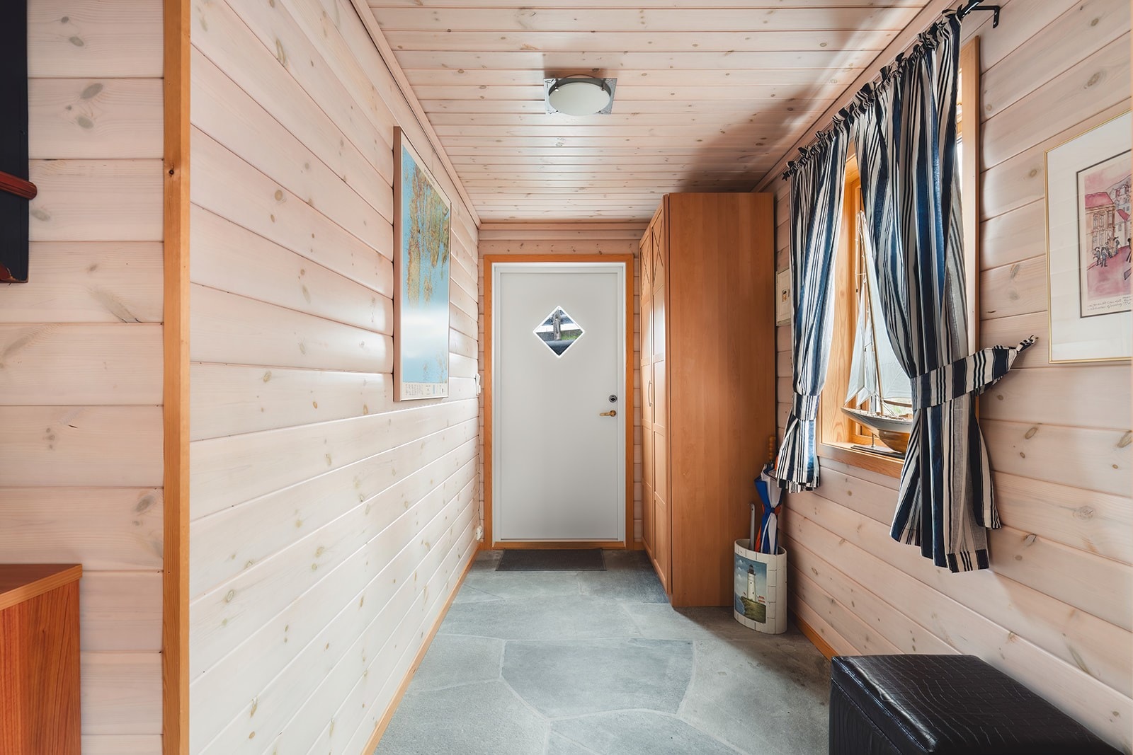 Entrè/gang med stort garderobeskap for oppbevaring av yttertøy. Galleribilde