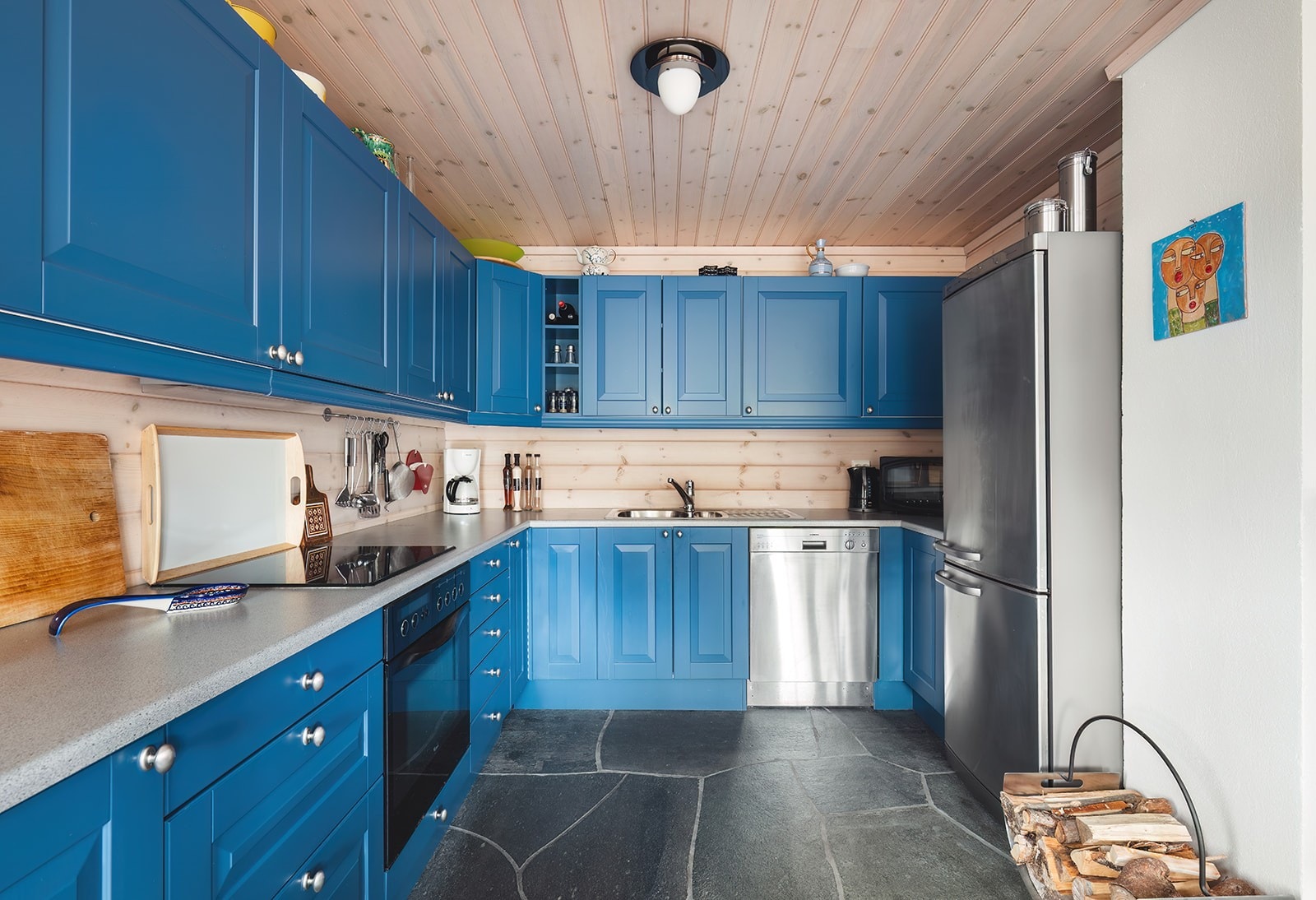 Godt utnyttet kjøkken med mye skap- og benkeplass. Galleribilde