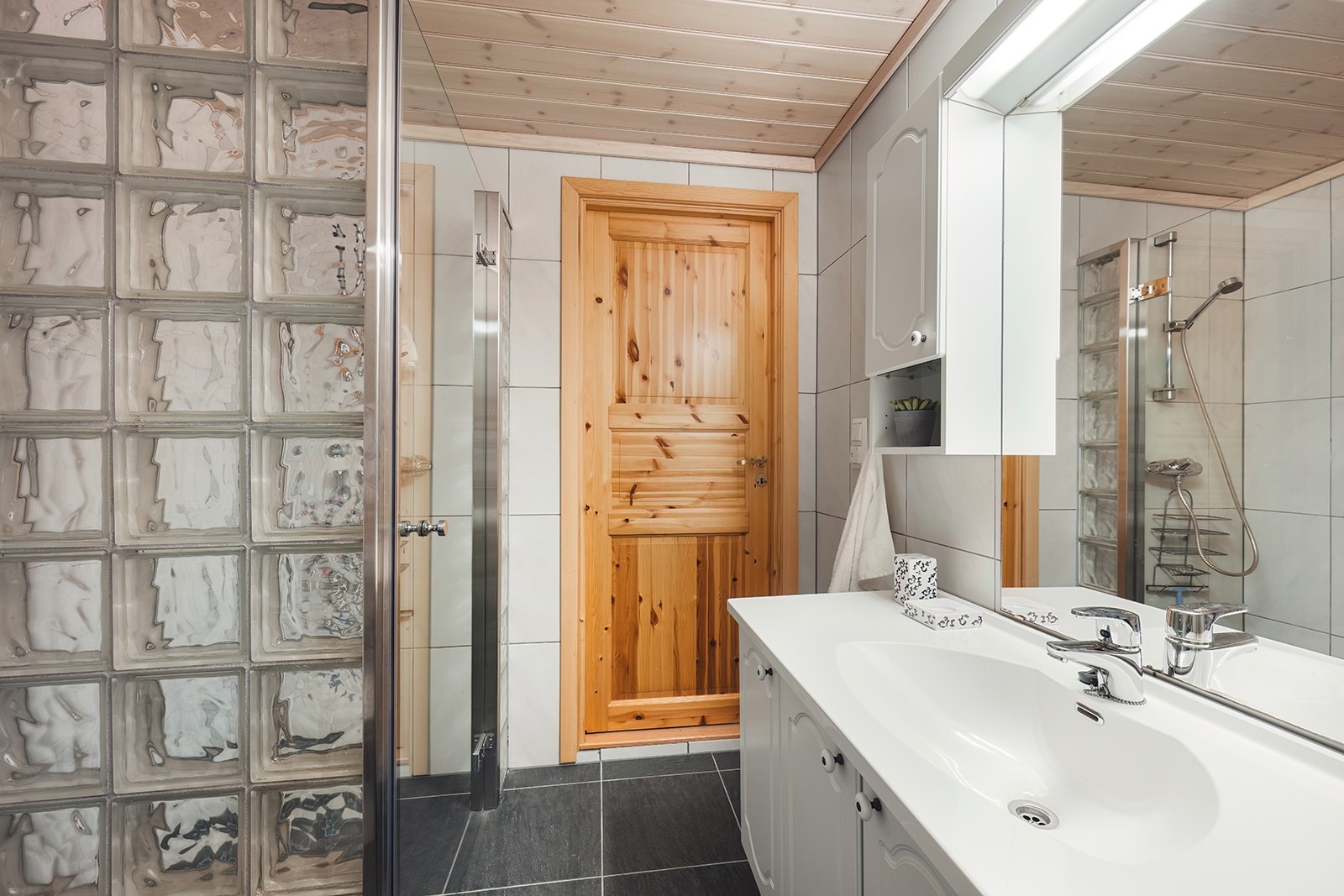 Praktisk dusjhjørne med glassbyggerstein. Galleribilde