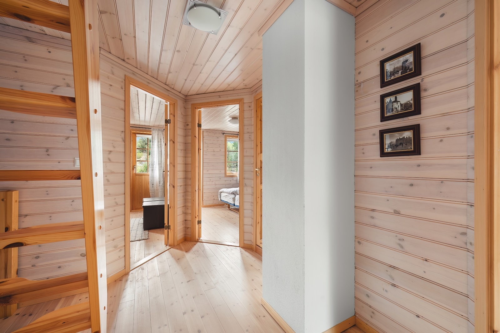 Gang i andre etasje med trapp opp til hems. Galleribilde