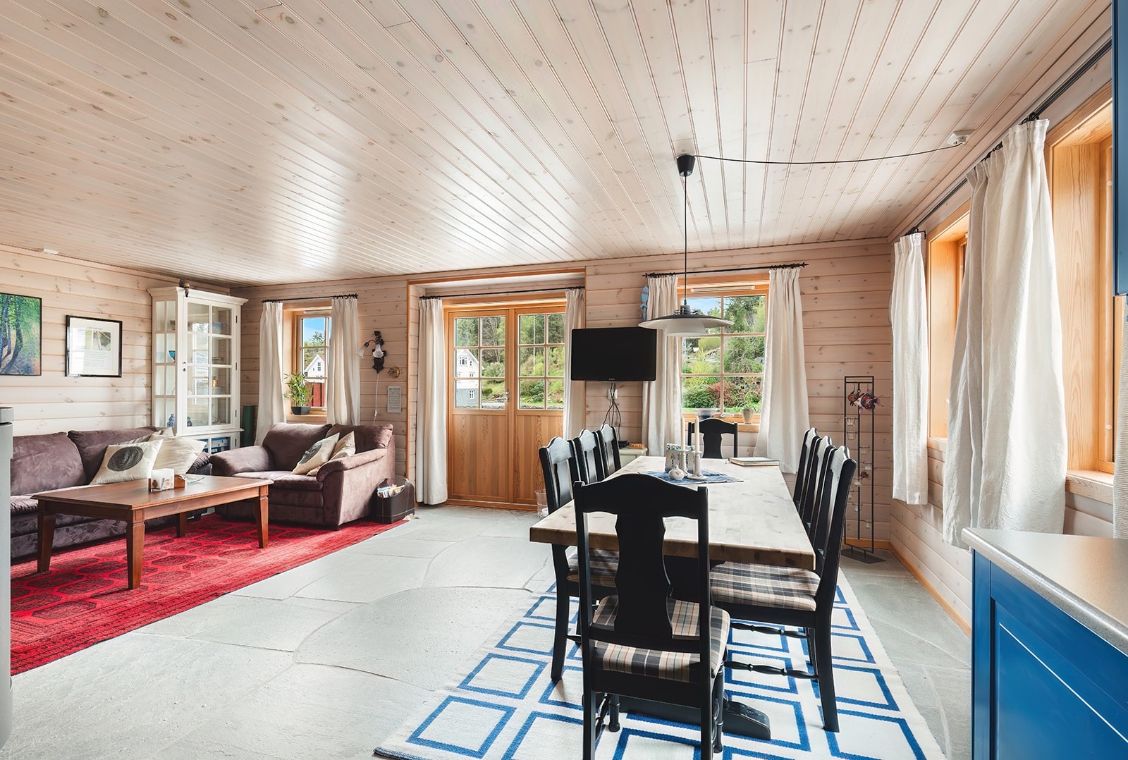 Mye vindusflater med utsikt til sjø og natur. Galleribilde