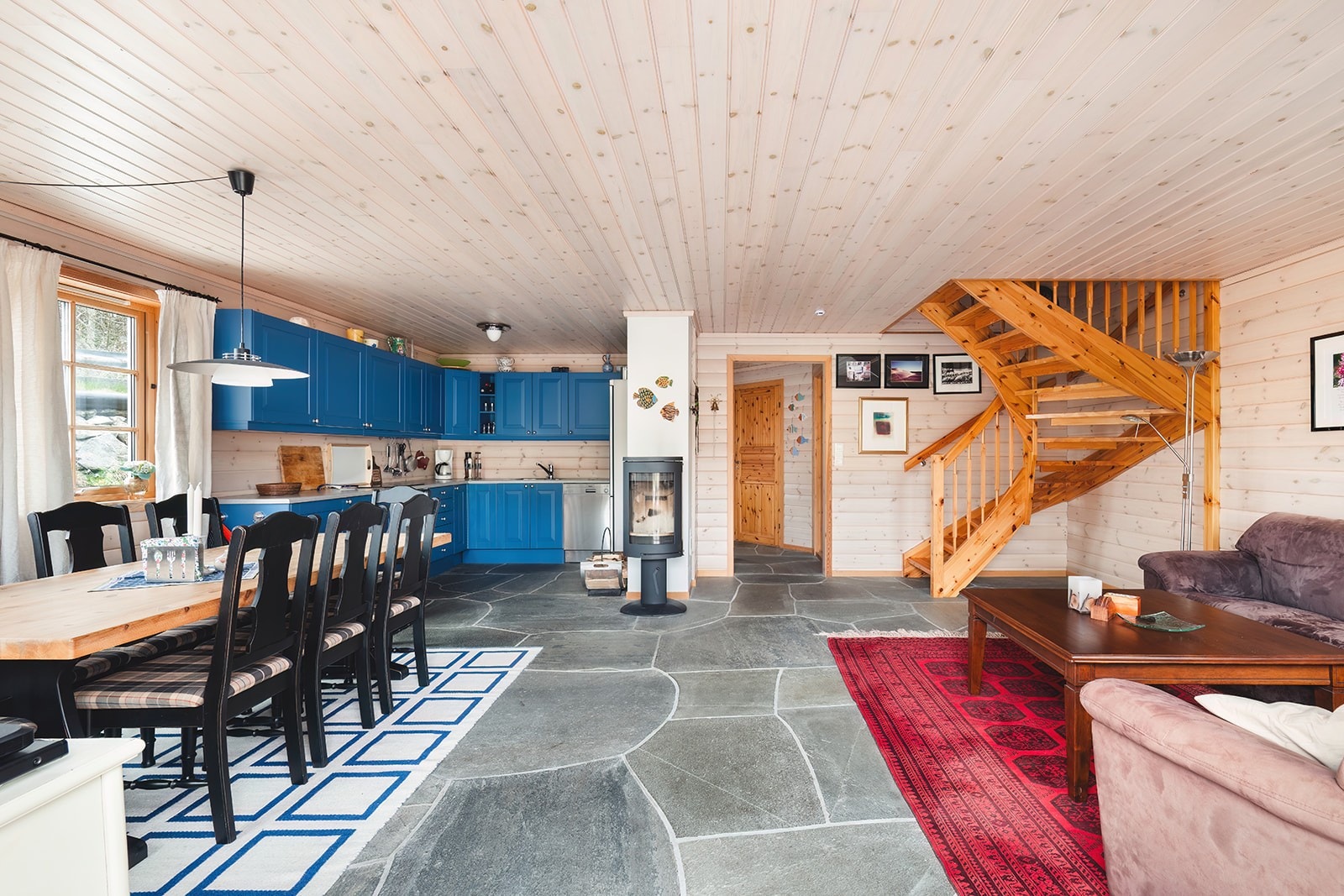 Stort oppholdsrom for hele familien med åpen stue/kjøkken løsning. Galleribilde