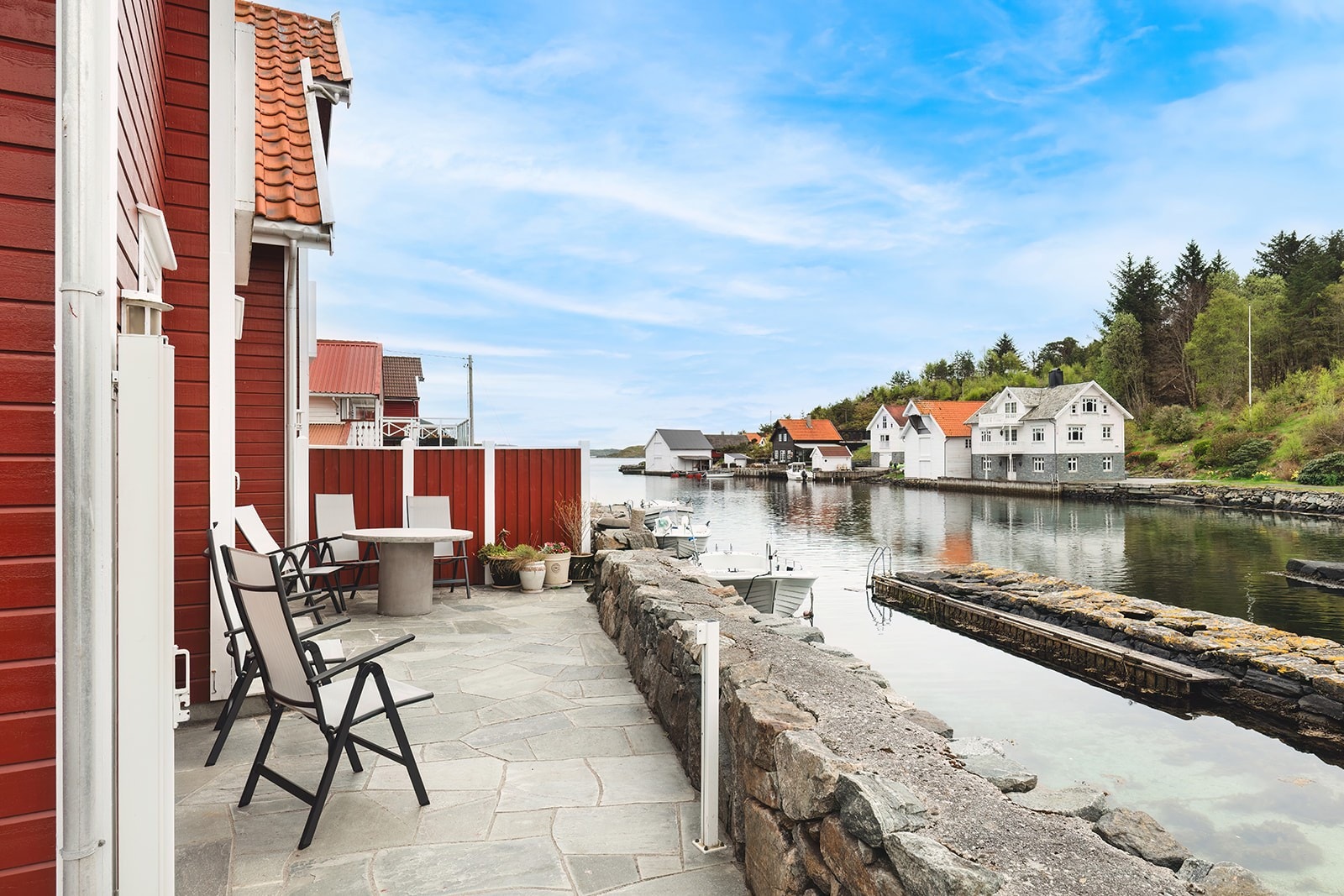 Uteområde med direkte tilgang fra stuen. Gode solforhold hele dagen og nydelig utsikt over Sunnalandsstraumen. Galleribilde