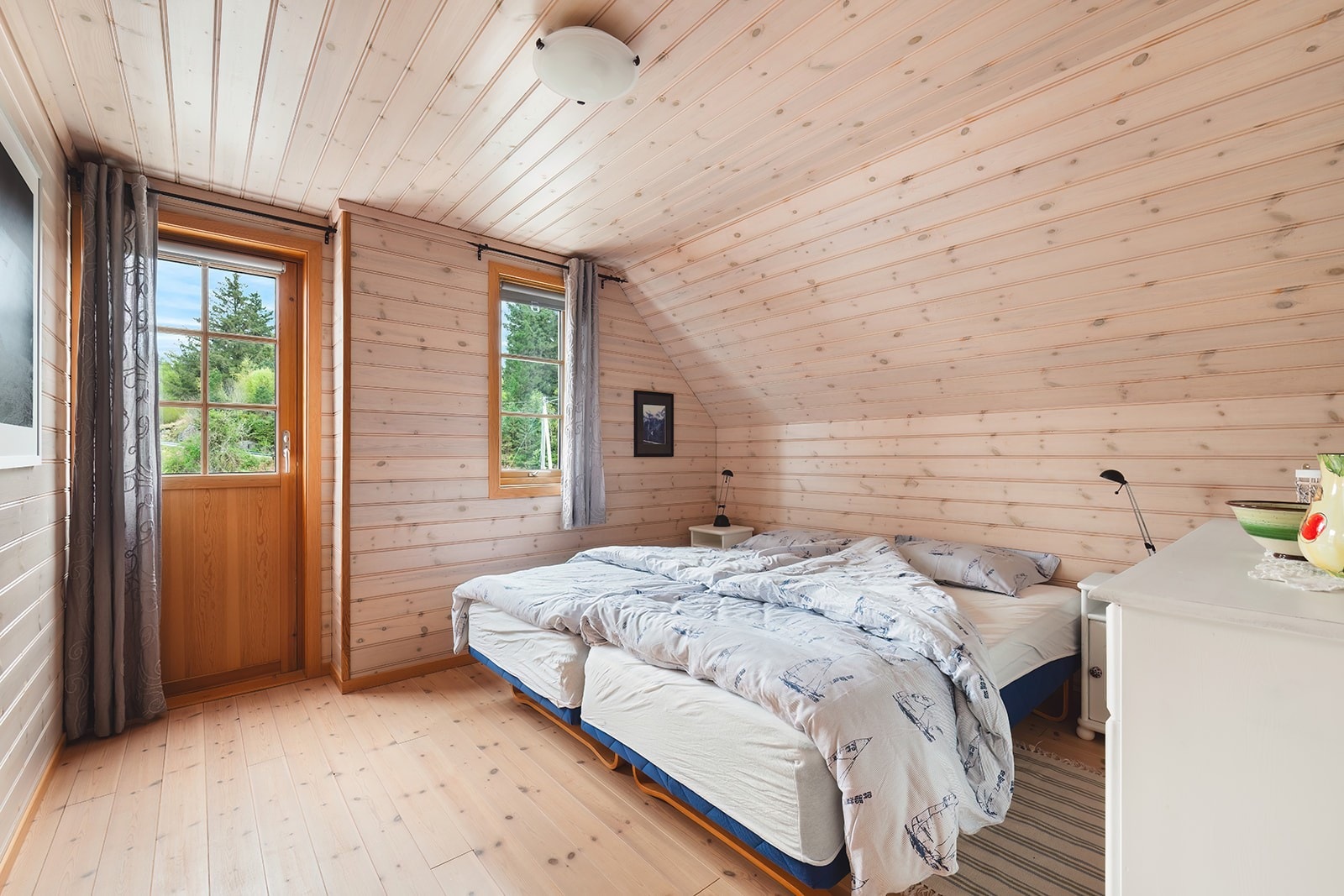 Soverom 2 av god størrelse med god plass til dobbeltseng og klesoppbevaring. Utgang til luftebalkong med utsikt utover sjøutsikt. Galleribilde