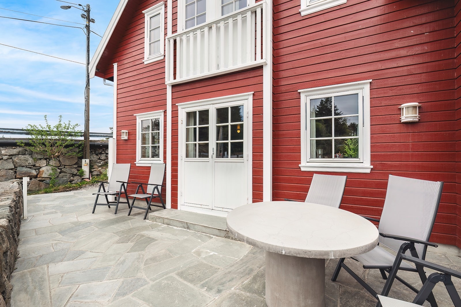 Meget trivelig og skiferbelagt uteområde. Galleribilde