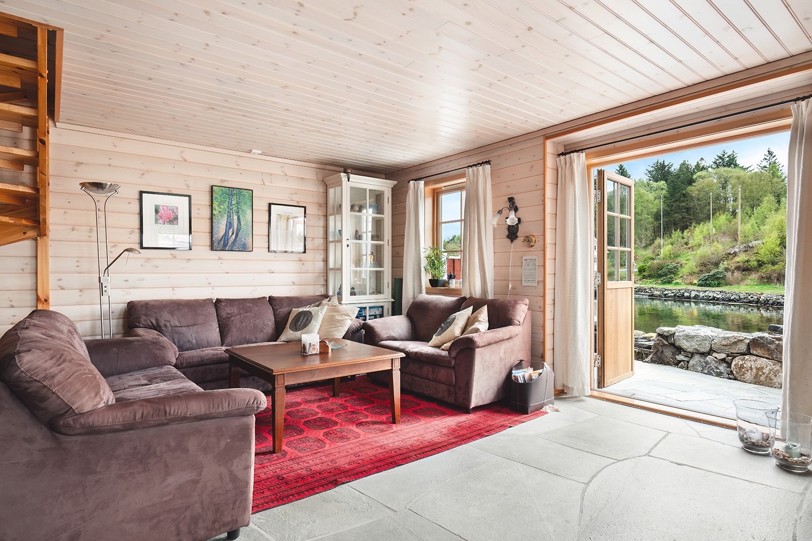 Utgang til solrik platting med utsikt over kanalen. Galleribilde