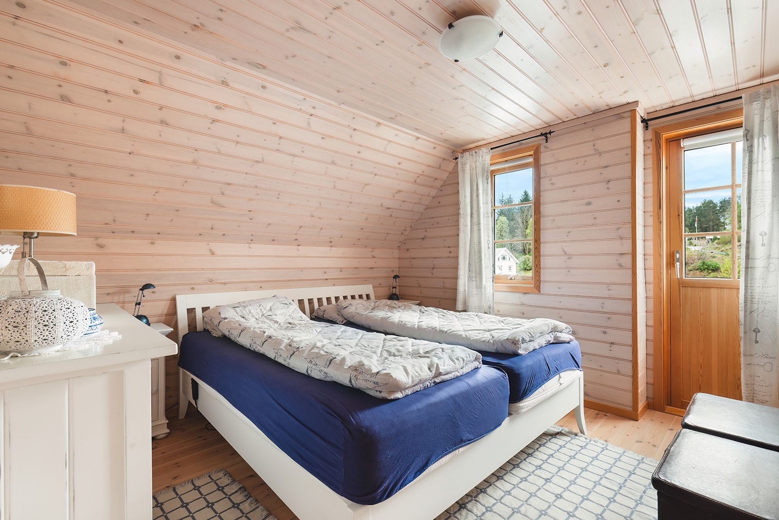 Soverom av god størrelse med utgang til luftebalkong med sjøutsikt. Galleribilde