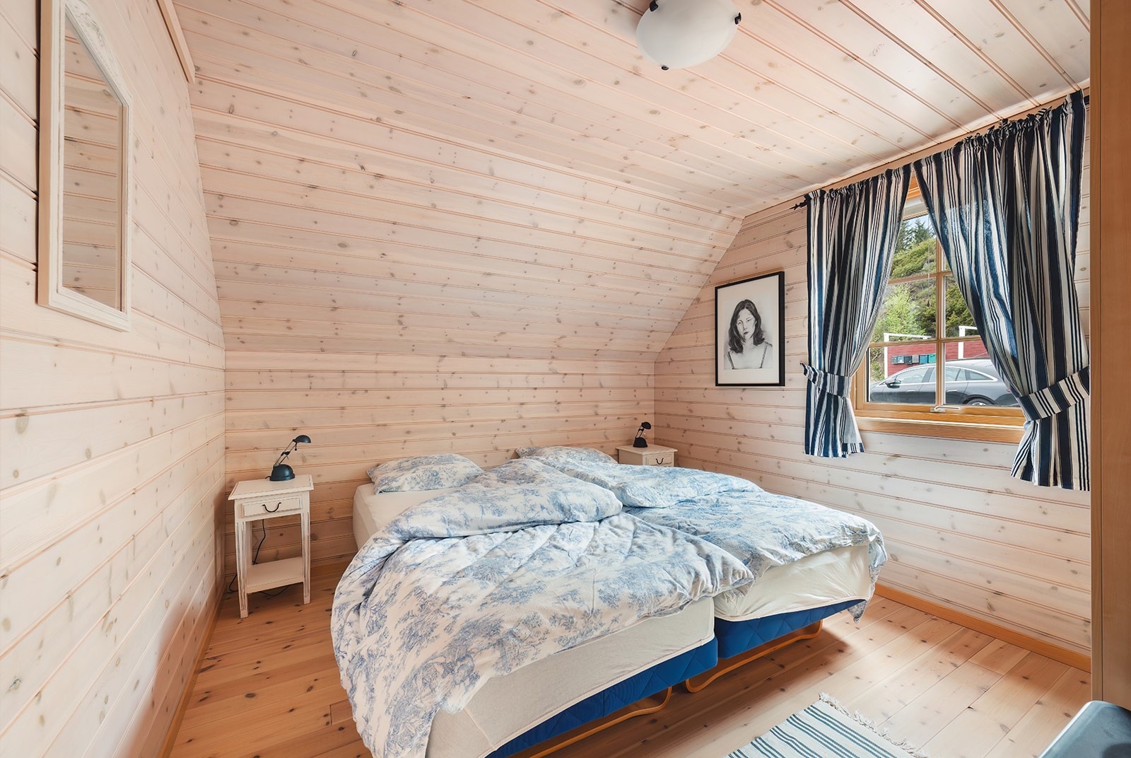 Soverom 3, også av god størrelse, med plass til dobbeltseng , nattbord og garderobeskap. Galleribilde