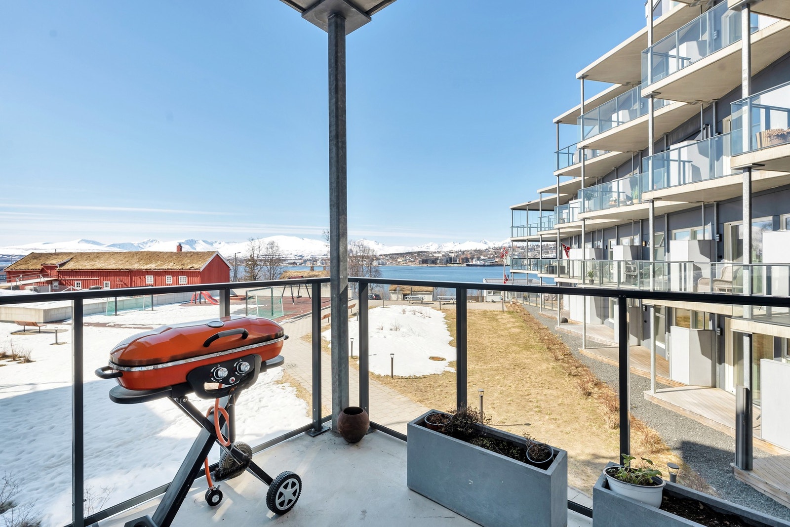 Balkong på 6 kvm med utsikt mot sørspissen av Tromsøya, Kvaløya og fellesareal. Galleribilde