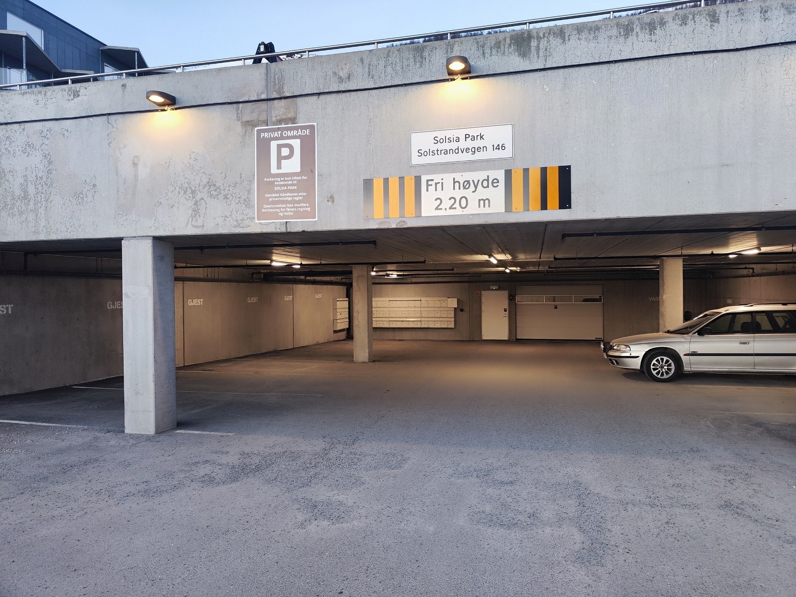 Gjesteparkering under tak (privat bilde). Galleribilde