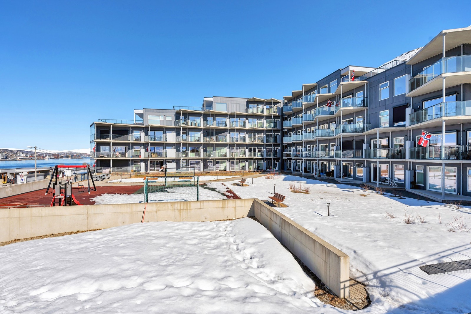 Her har du gang/sykkelvei like utenfor, kort vei til holdeplass og gode bussforbindelser til bl.a. AMFI Pyramiden og Tromsø sentrum, noen direkteruter til UiT på morgenen. Galleribilde