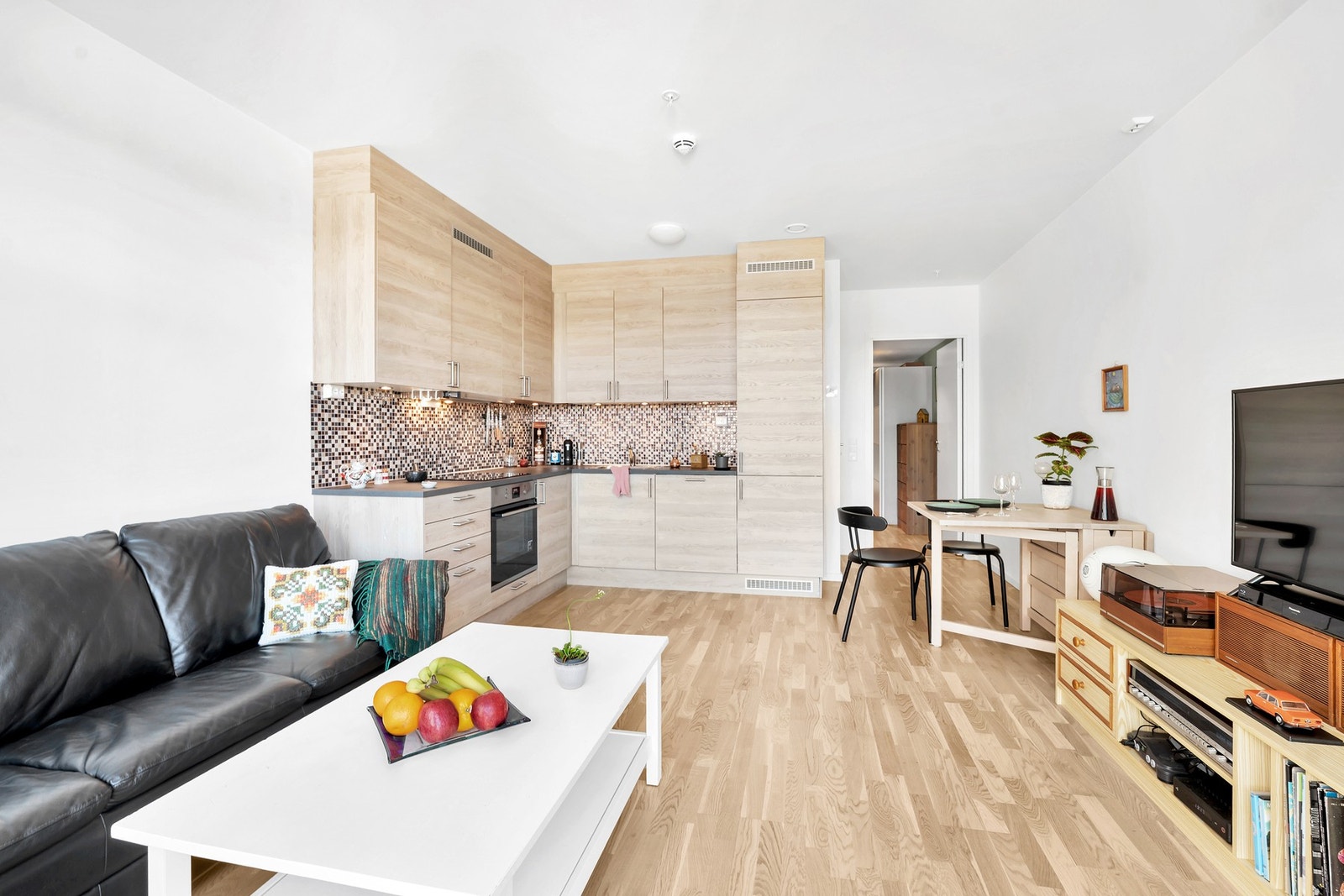 Stue og kjøkken ligger i åpen, sosial løsning. Galleribilde