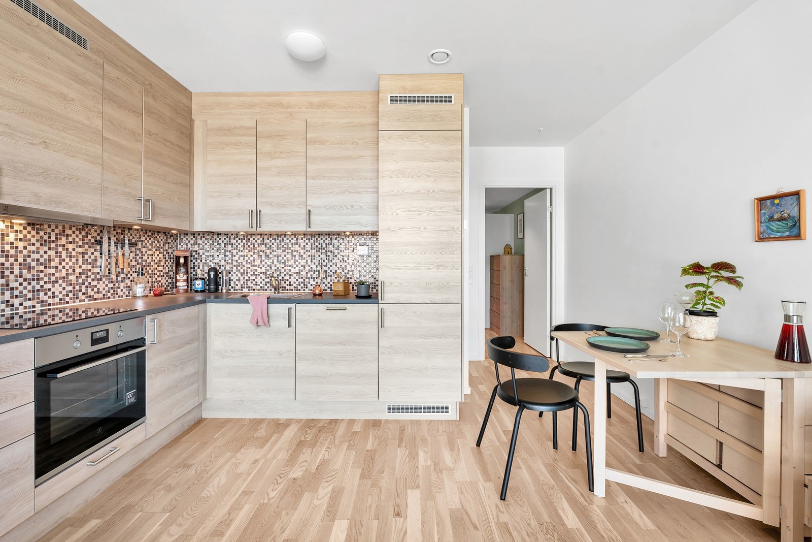 I kjøkkenområdet er det plass til spisegruppe. Galleribilde