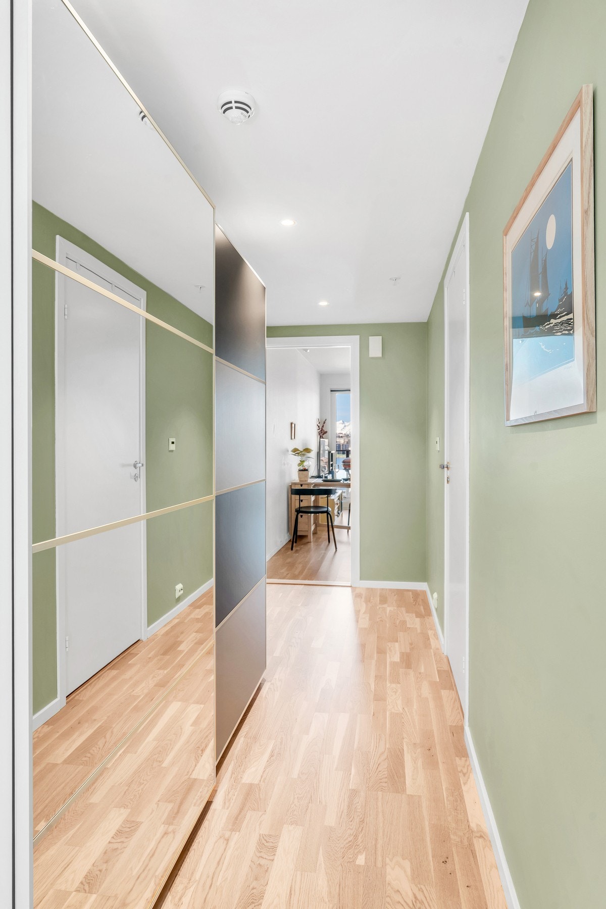 Gode oppbevaringsmuligheter i skyvedørsgarderobe. Galleribilde