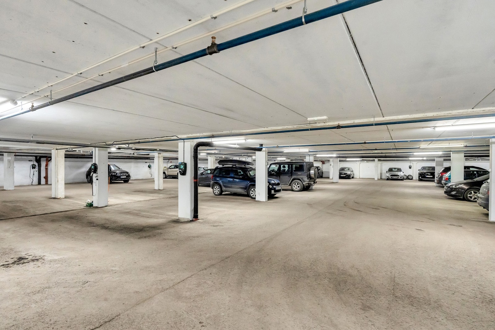 Parkering i garasjeanlegg med el-billader. I tillegg har leiligheten en bod på 4 kvm med adkomst via fellesareal. Galleribilde