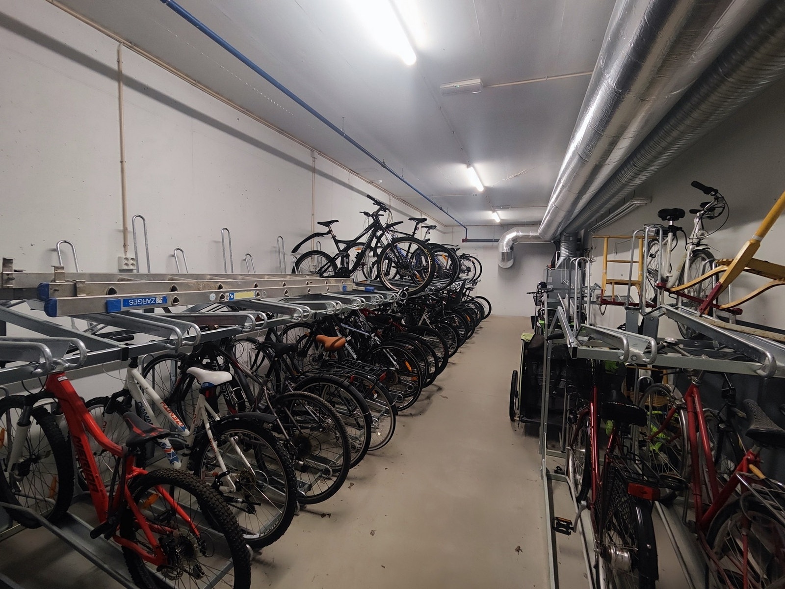 Felles sykkelparkering (privat bilde). Galleribilde