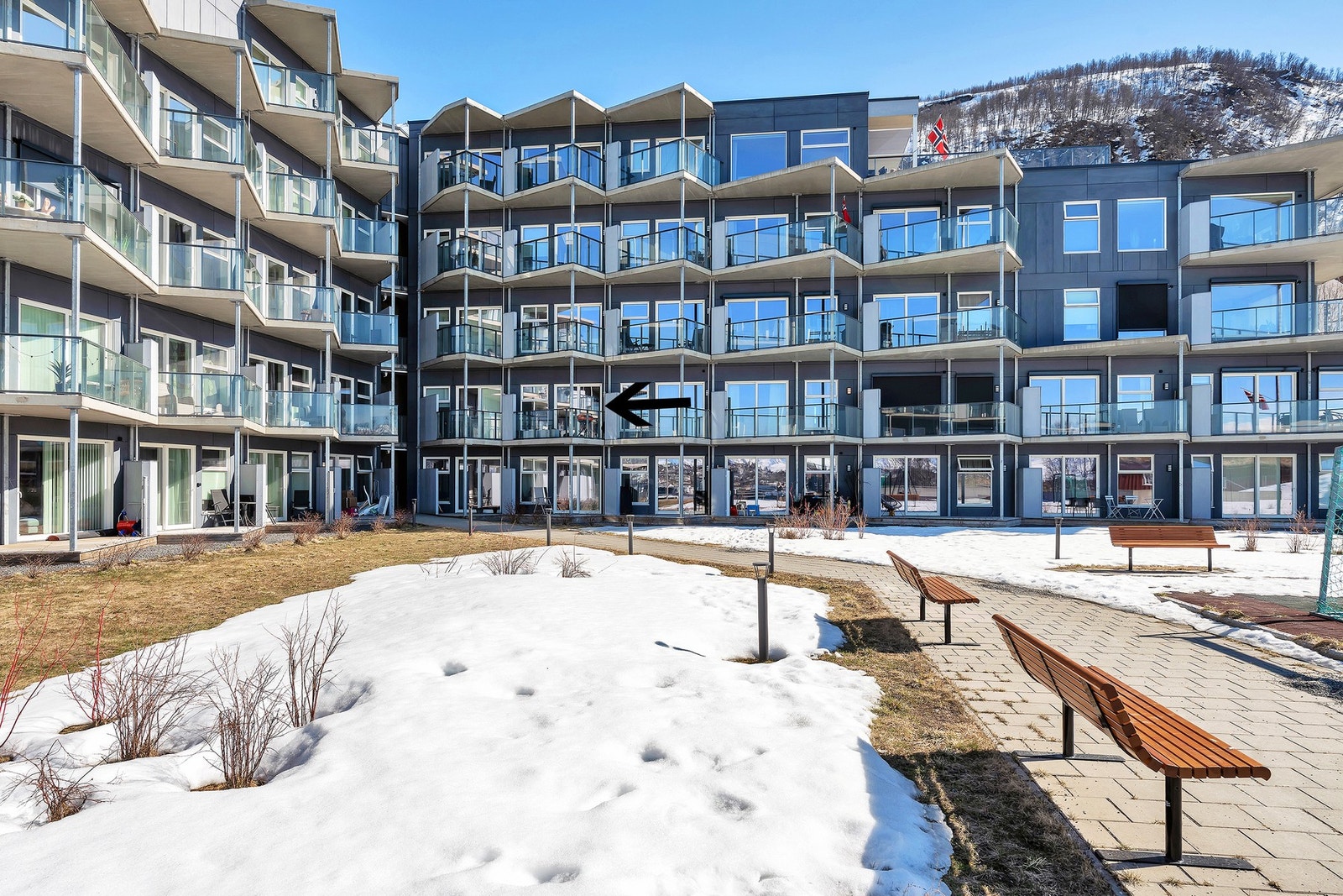 Leiligheten ble oppført i 2020 og inneholder en entré, soverom, bad/vaskerom, bod og åpen kjøkken- stue løsning med utgang til en vestvendt balkong med flott utsikt og gode solforhold. Galleribilde