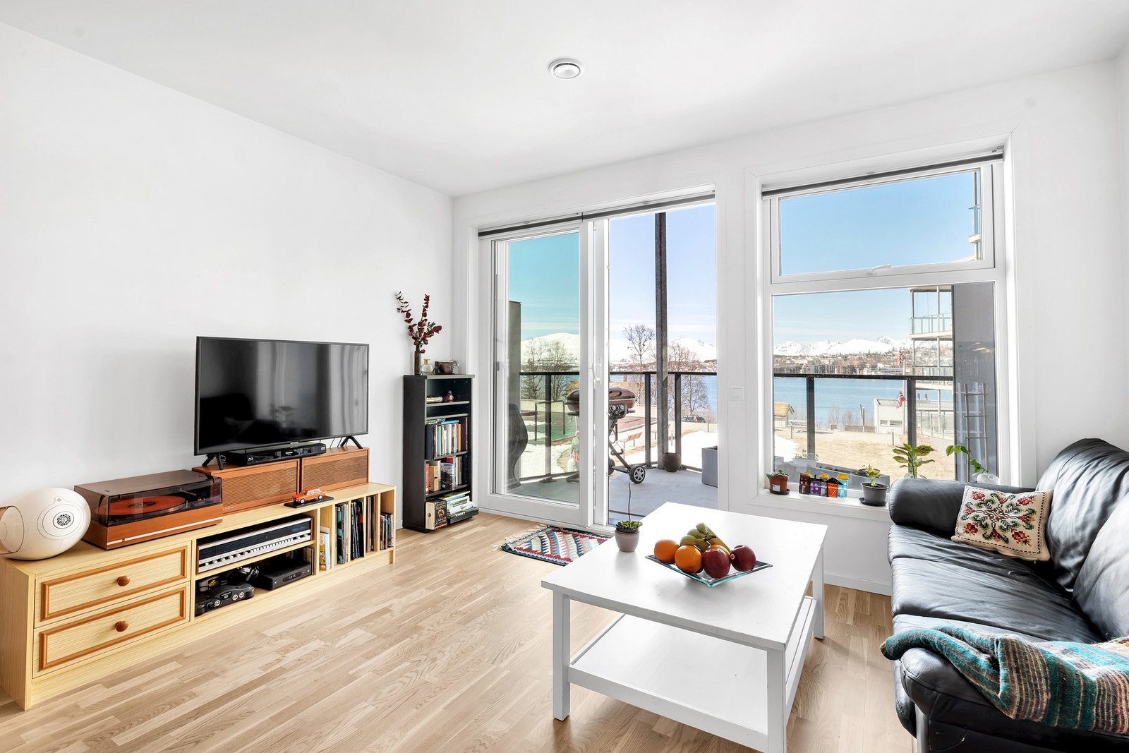 En flott 2-roms eierseksjon med gjennomgående god standard i attraktive og populære Solsia Park. Galleribilde