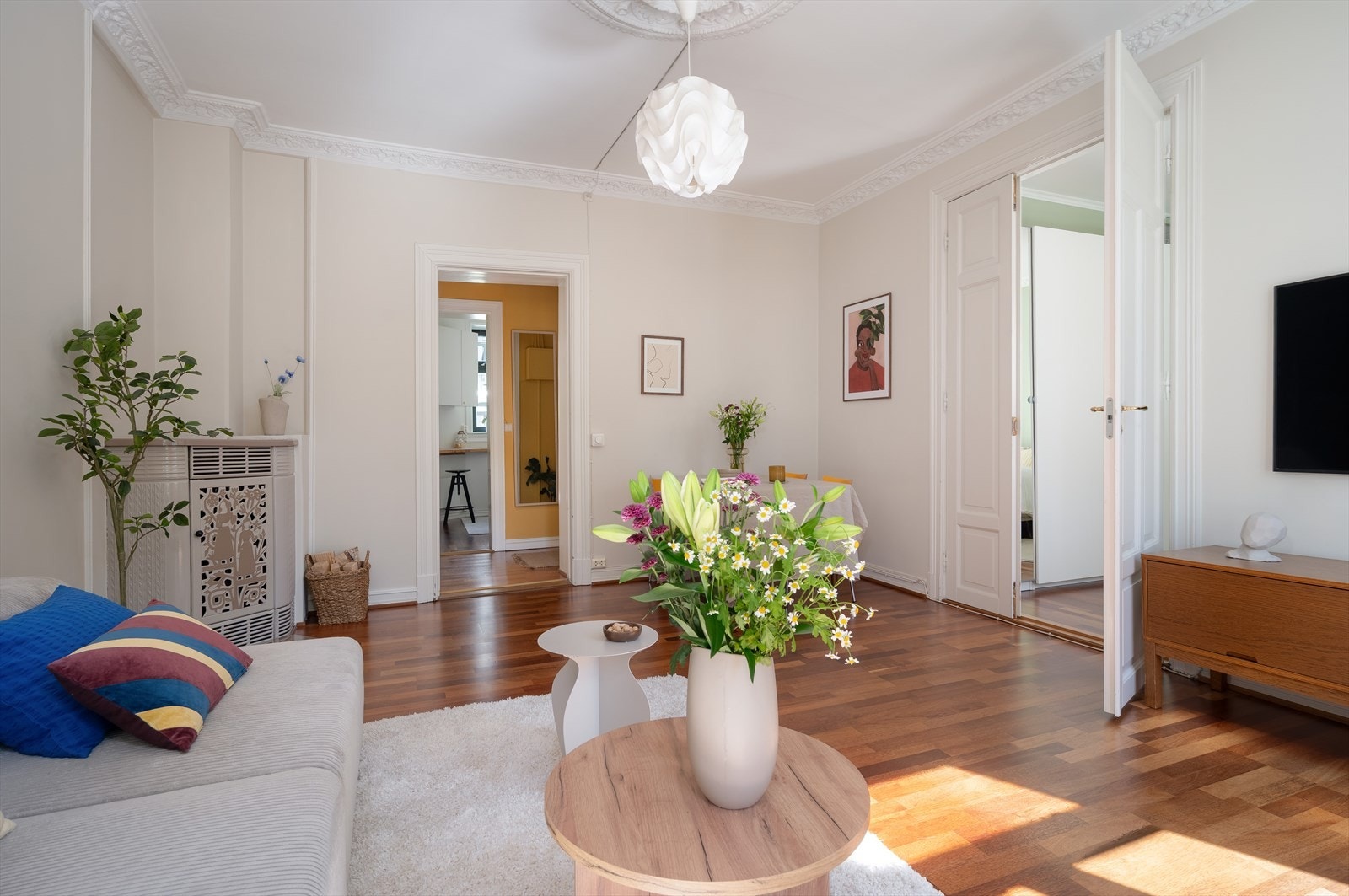 Den sjarmerende stuen oppleves som lys og luftig med godt lysinnslipp, men er også lun og koselig om vinteren med vedovnen som varmer opp stemningen og rommet. Galleribilde