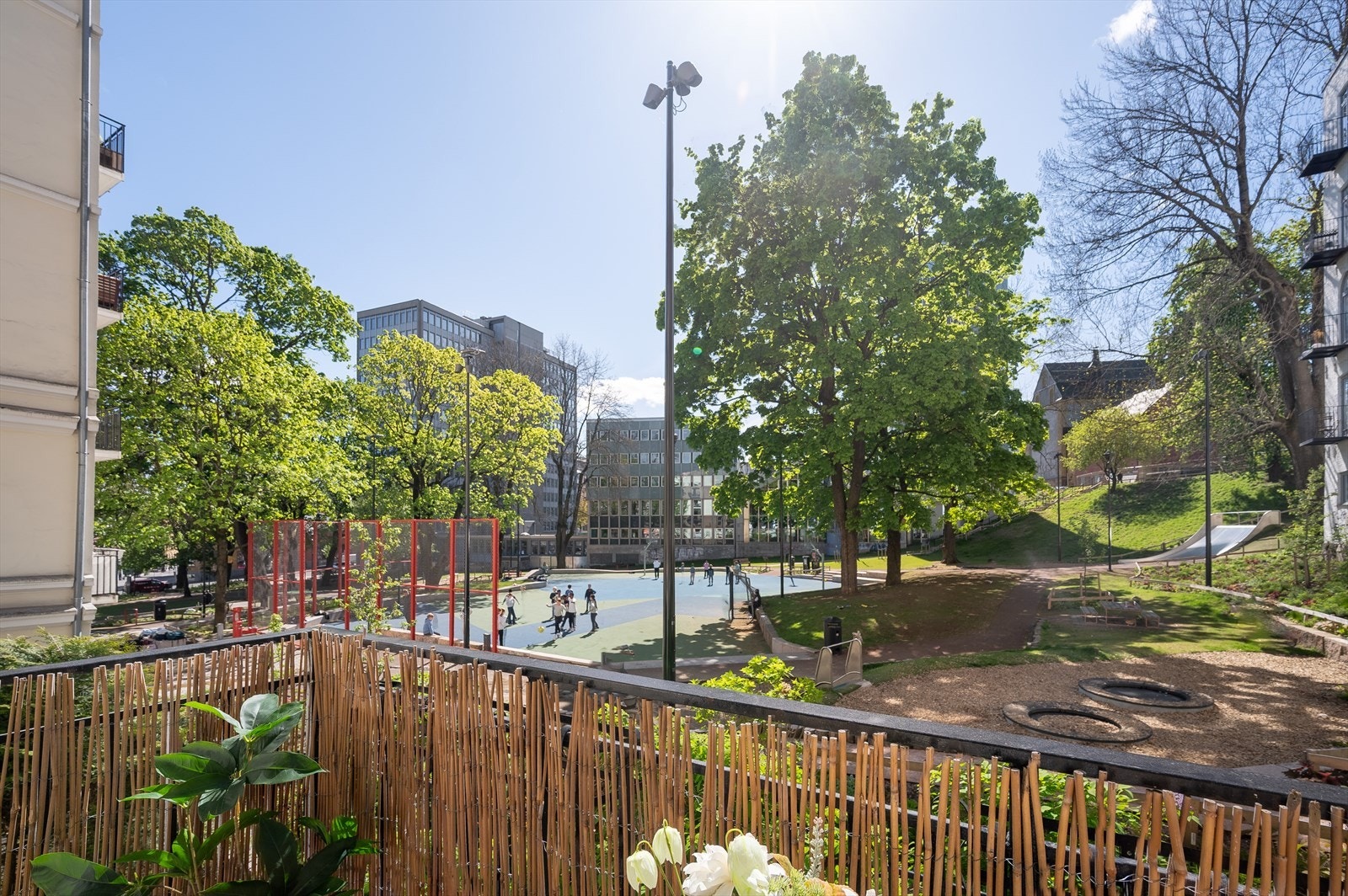 Balkongen vender ut mot Kristparken som har blitt en trivelig og grønn park etter rehabillitering. Galleribilde