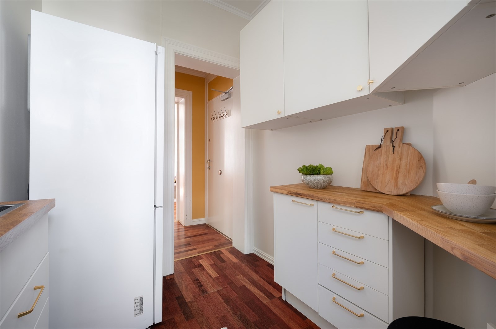 Kjøkkenet har rikelig med både skap- og benkeplass. Galleribilde