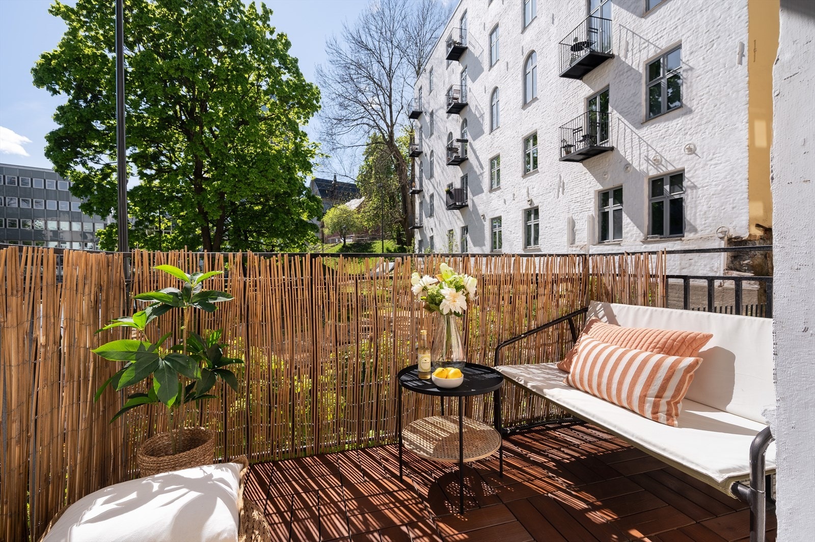 Med utgang fra stuen kommer man til den herlige sørvestvendte balkongen som ble oppført i 2006. Galleribilde