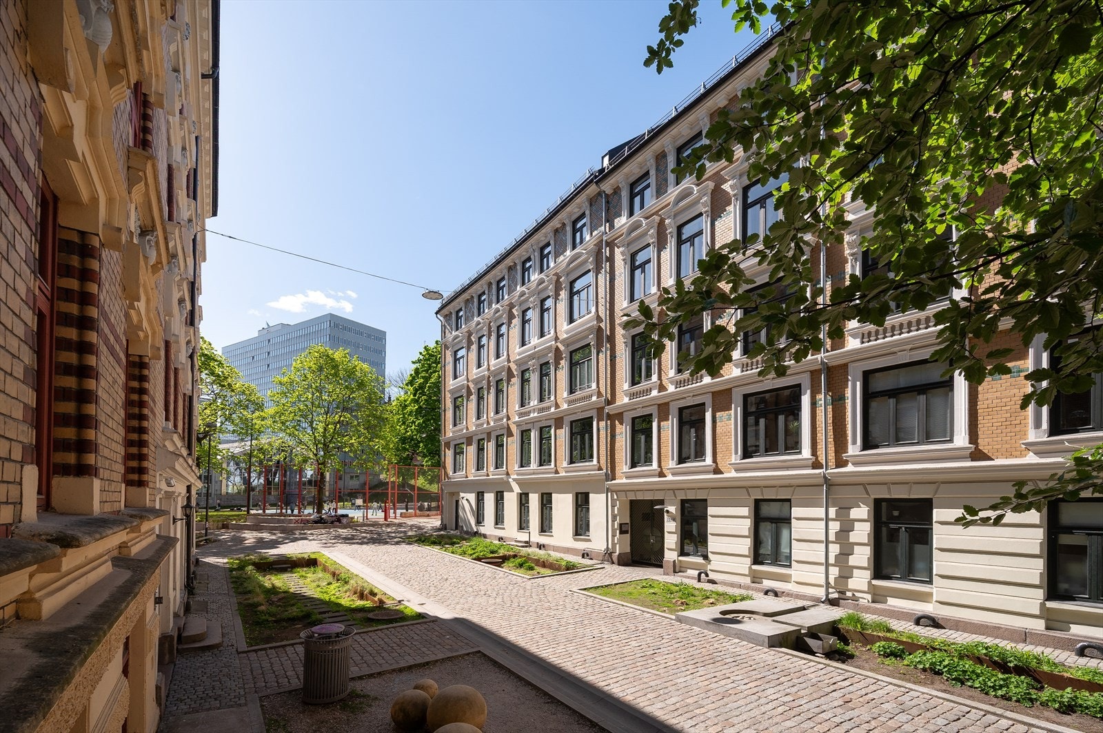 Fasade, med inngang fra Deichmans gate. Galleribilde