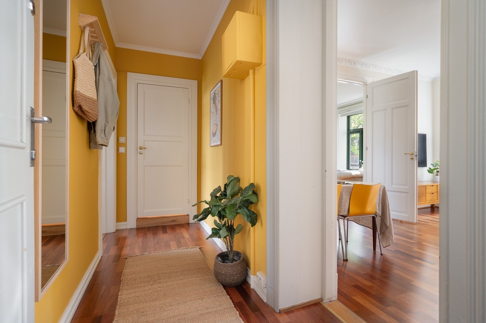 Velkommen inn! Gangen er romslig og har knagger til oppheng av yttertøy. Galleribilde