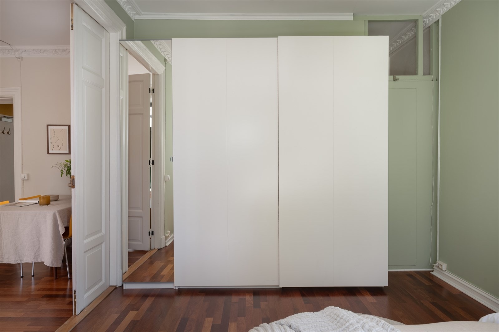 Soverommet har rikelig med skapplass, og til høyre er en innvendig bod med enda mer oppbevaringsplass. Galleribilde