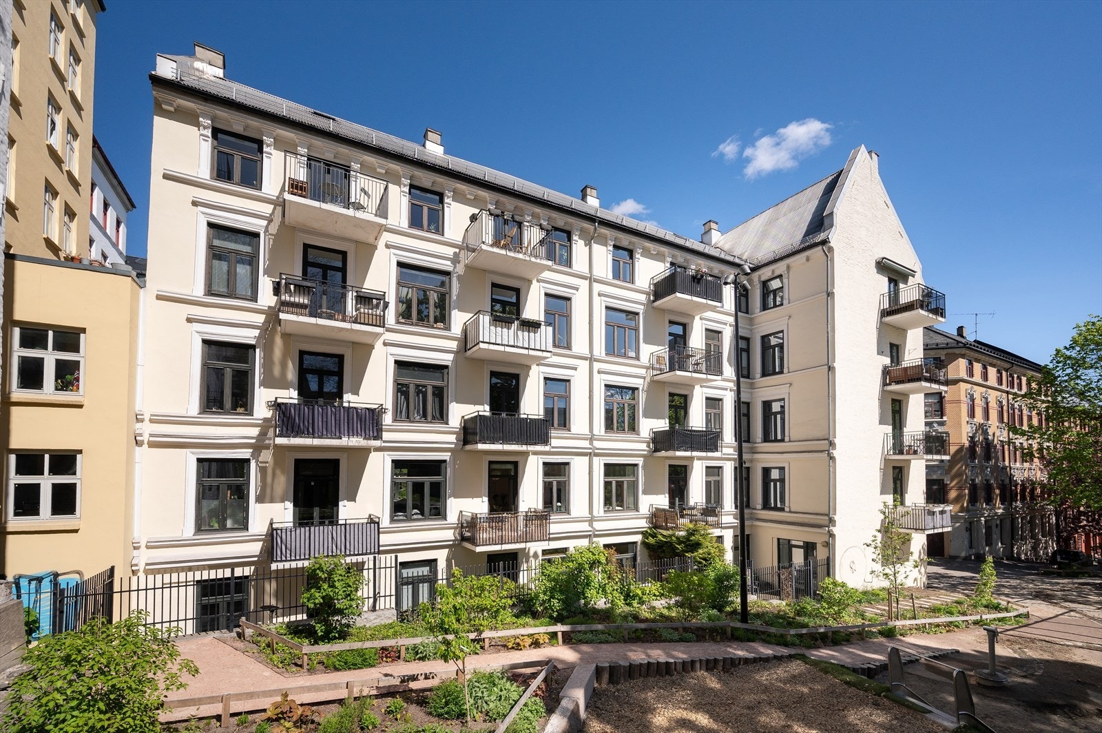 Dette er blant de peneste fasadene på hele Fredensborg, og bygården er godt vedlikeholdt. Galleribilde