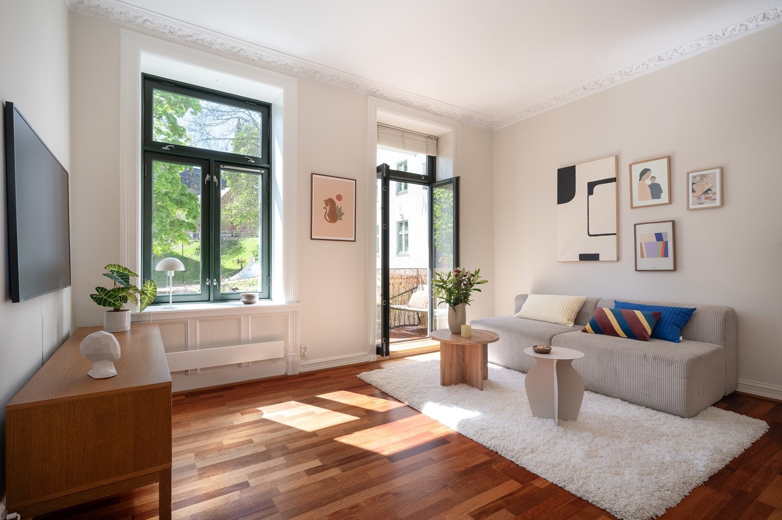 Her bor du i en klassisk bygård i en flott 3-roms leilighet med balkong. Galleribilde