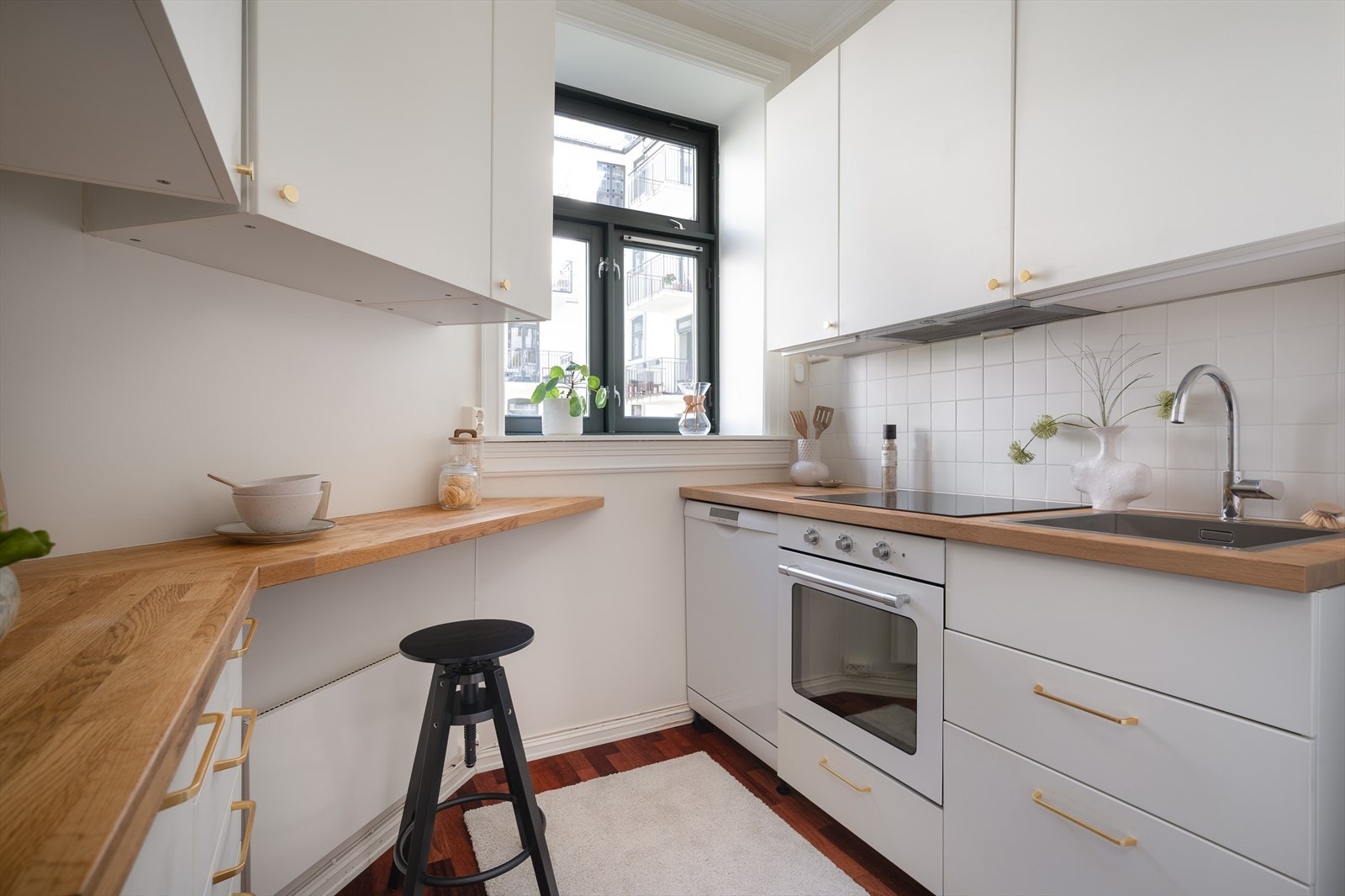 Kjøkkenet i separat løsning, ble overflateoppusset i 2024 av nåværende eier hvor dette ble byttet: kjøkkenbenk, kum, armatur, komfyr, induksjonstopp og kjøkkenvifte. Det ble i tillegg lagt brannsikker gipsvegg og fliser bak kjøkkenbenken. Galleribilde