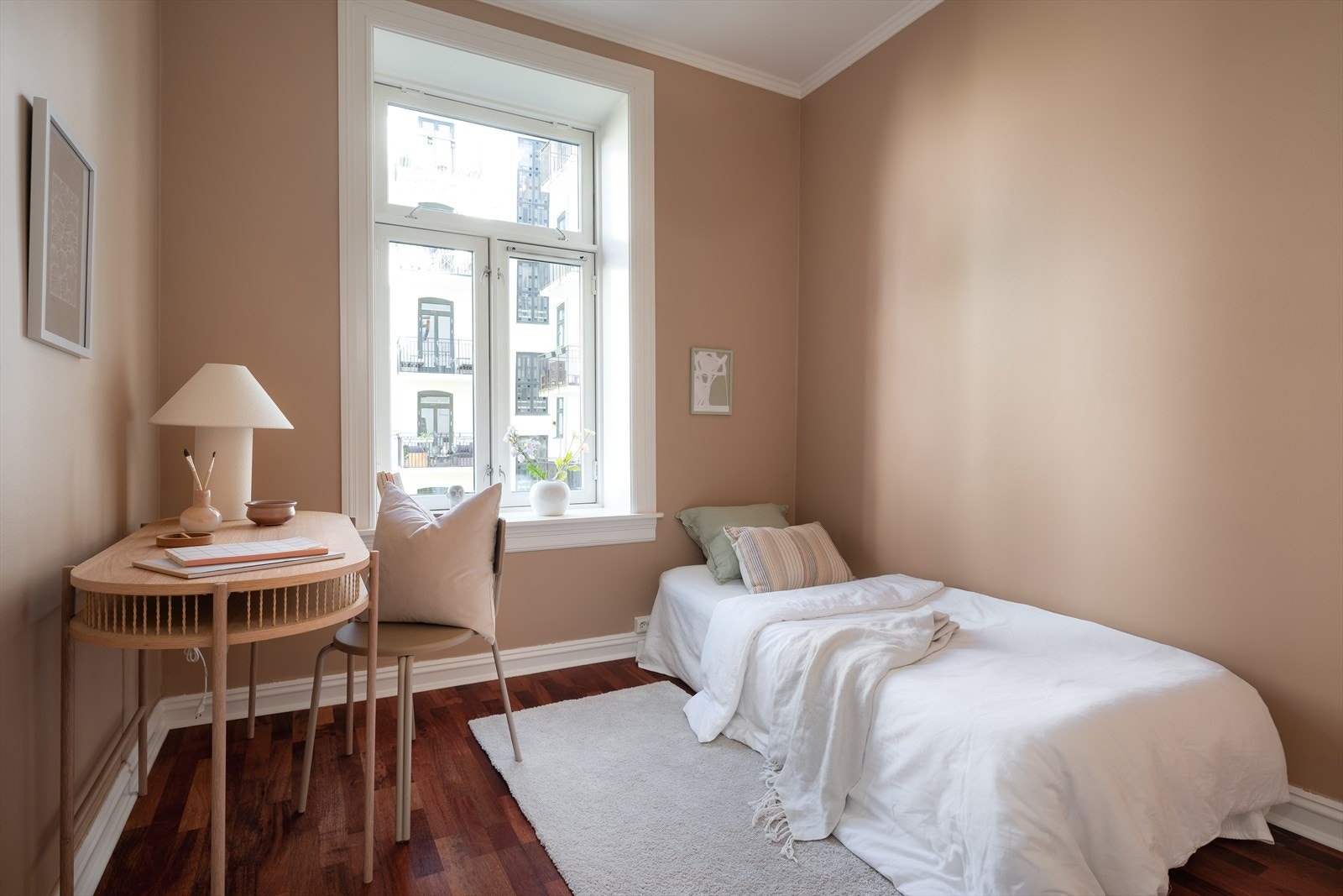 Soverom nr.2 passer ypperlig som gjesterom, barnerom eller kontor og vender ut mot bakgården. Galleribilde