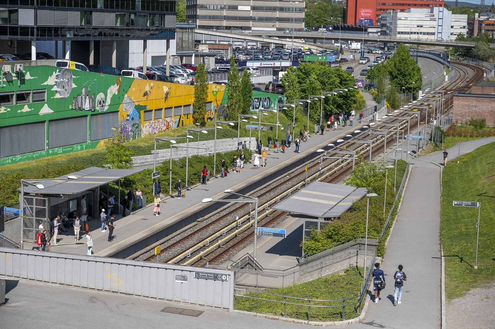 Meget god offentlig kommunikasjon med kort vei til tre T-bane stasjoner (Hasle, Helsfyr og Ensjø), samt Gladengveien busstopp kun to minutters gange fra boligen, hvor 21-bussen og Flybussen stopper. Galleribilde