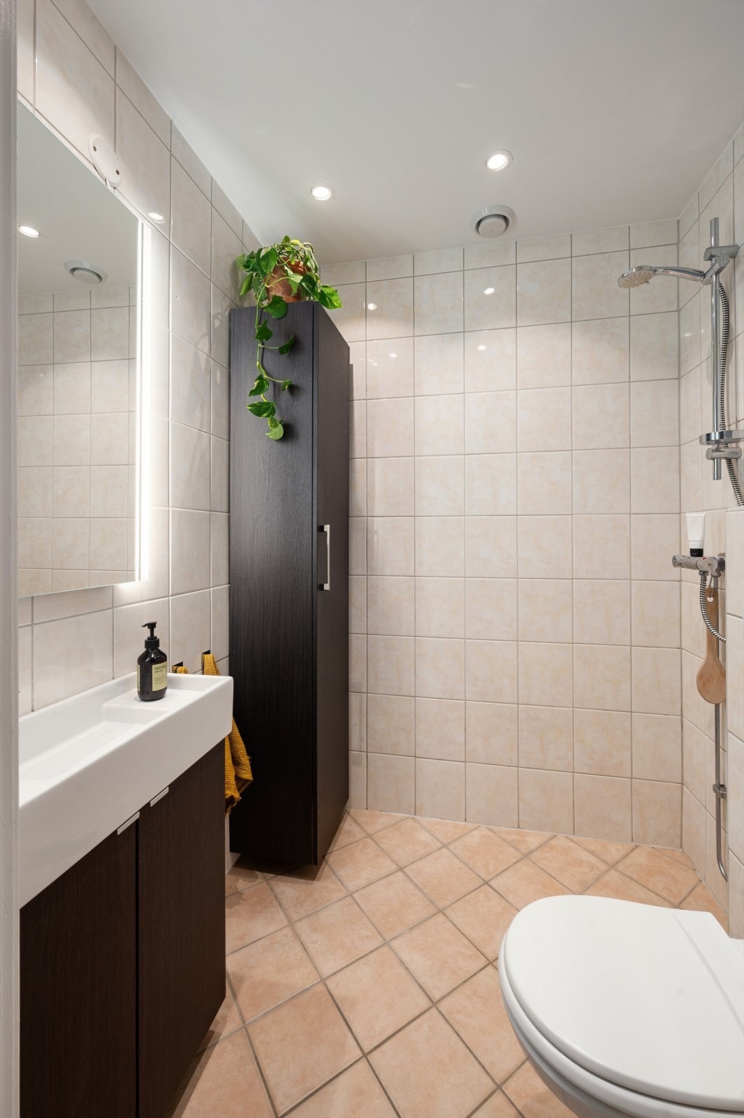 Badet ble pusset opp i regi av borettslaget i 2003 og er pent flislagt på gulv og vegger med varme i gulvet. Badet har dusjhørne og vegghengt klosett. Galleribilde