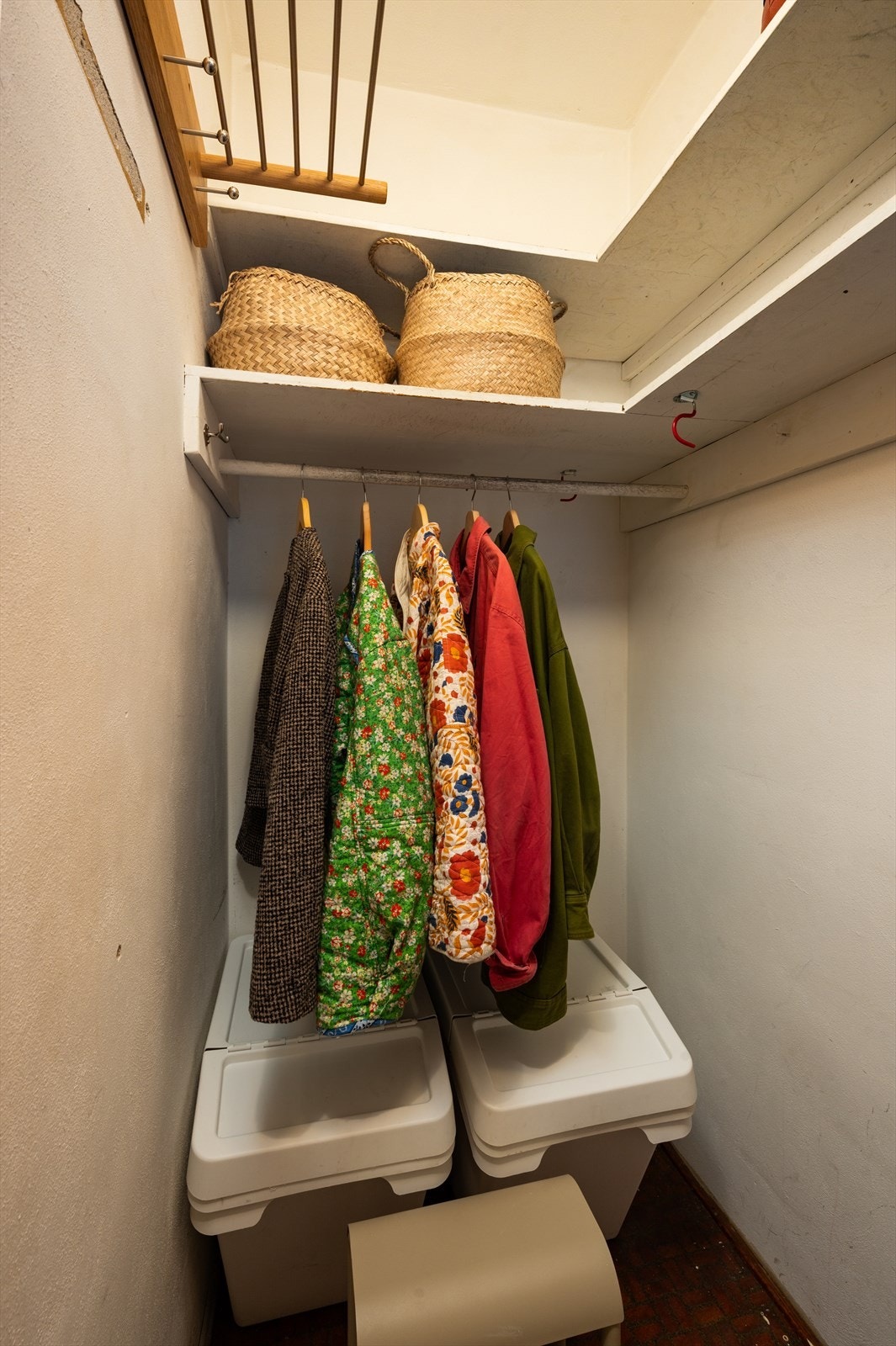 Det er rikelig med oppbevaringsplass i en skjult garderobeløsning. Galleribilde