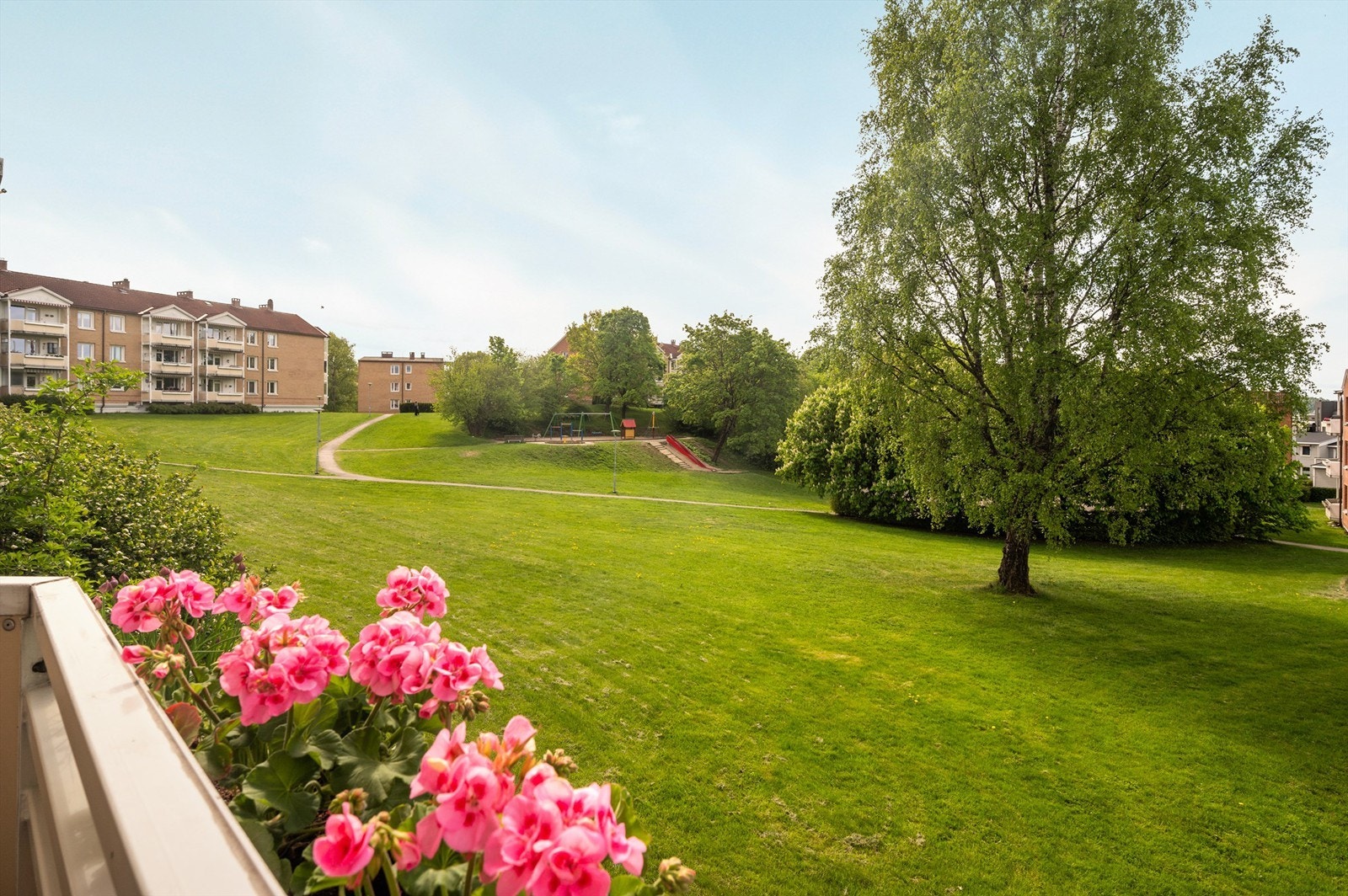 Fra balkongen er det flott utsyn mot frodige og idylliske uteområder. Galleribilde