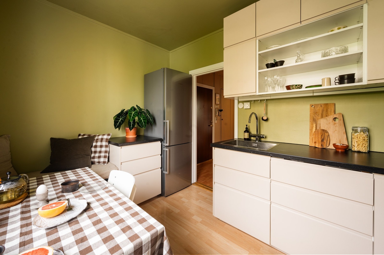 På kjøkkenet er det også plass til å innrede med et ekstra spisebord - den perfekte frokostplassen. Galleribilde