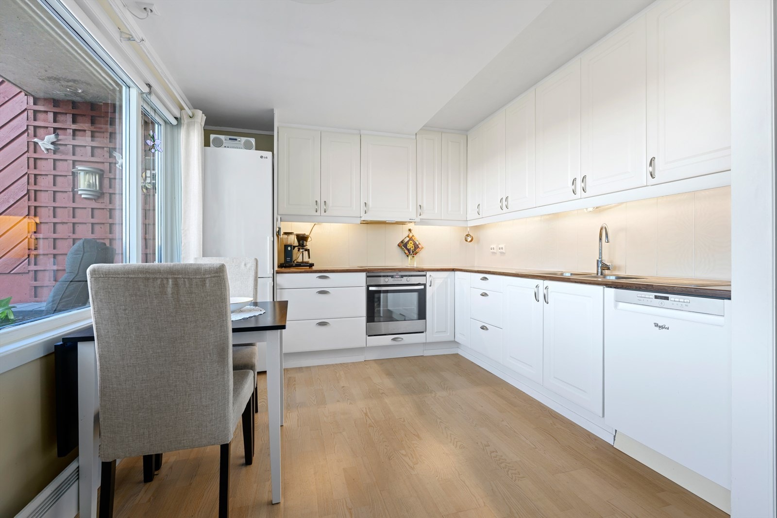 lyst og fint kjøkken Galleribilde