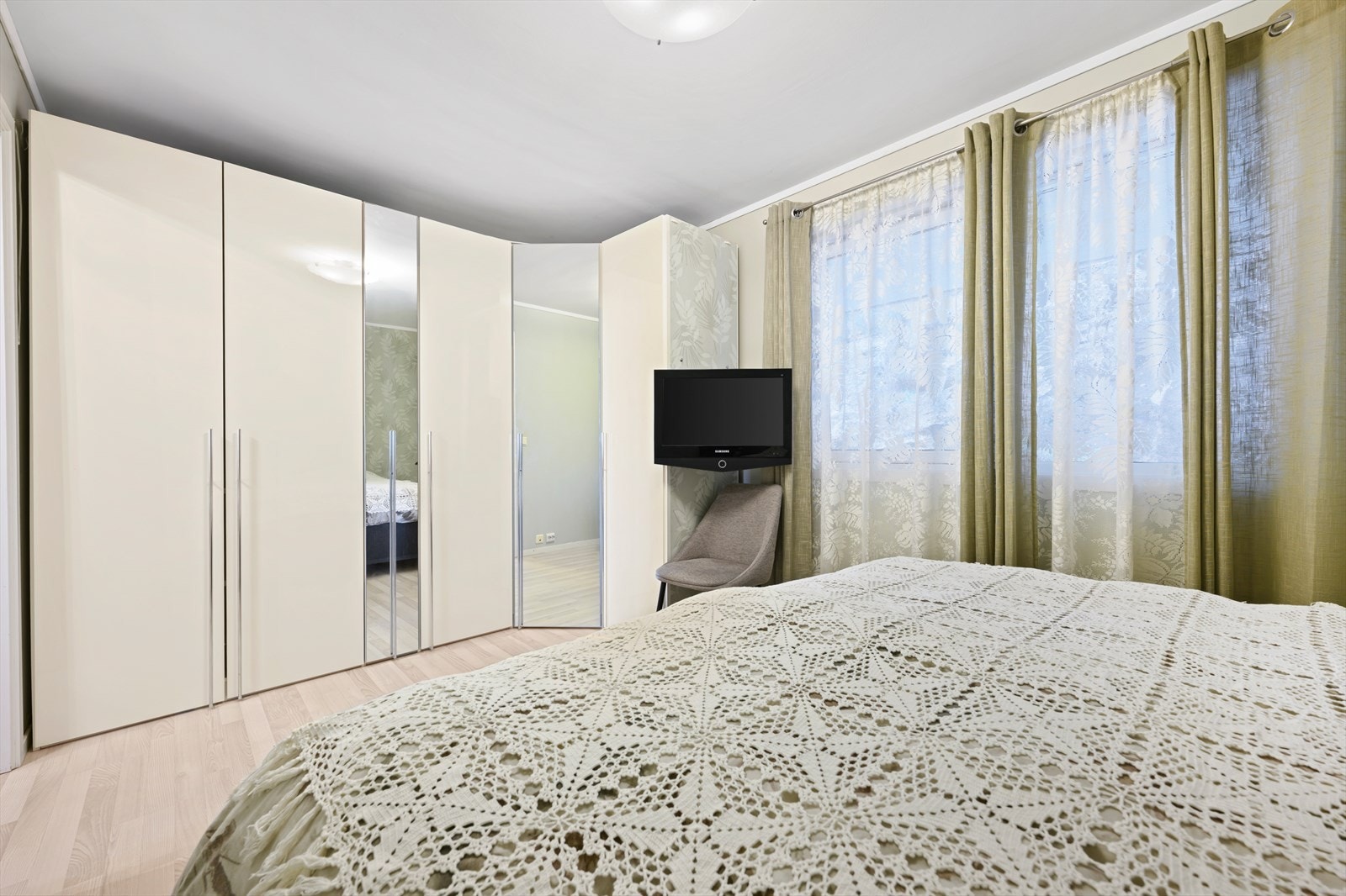 Pent soverom som fremstår som lyst og luftig. Galleribilde