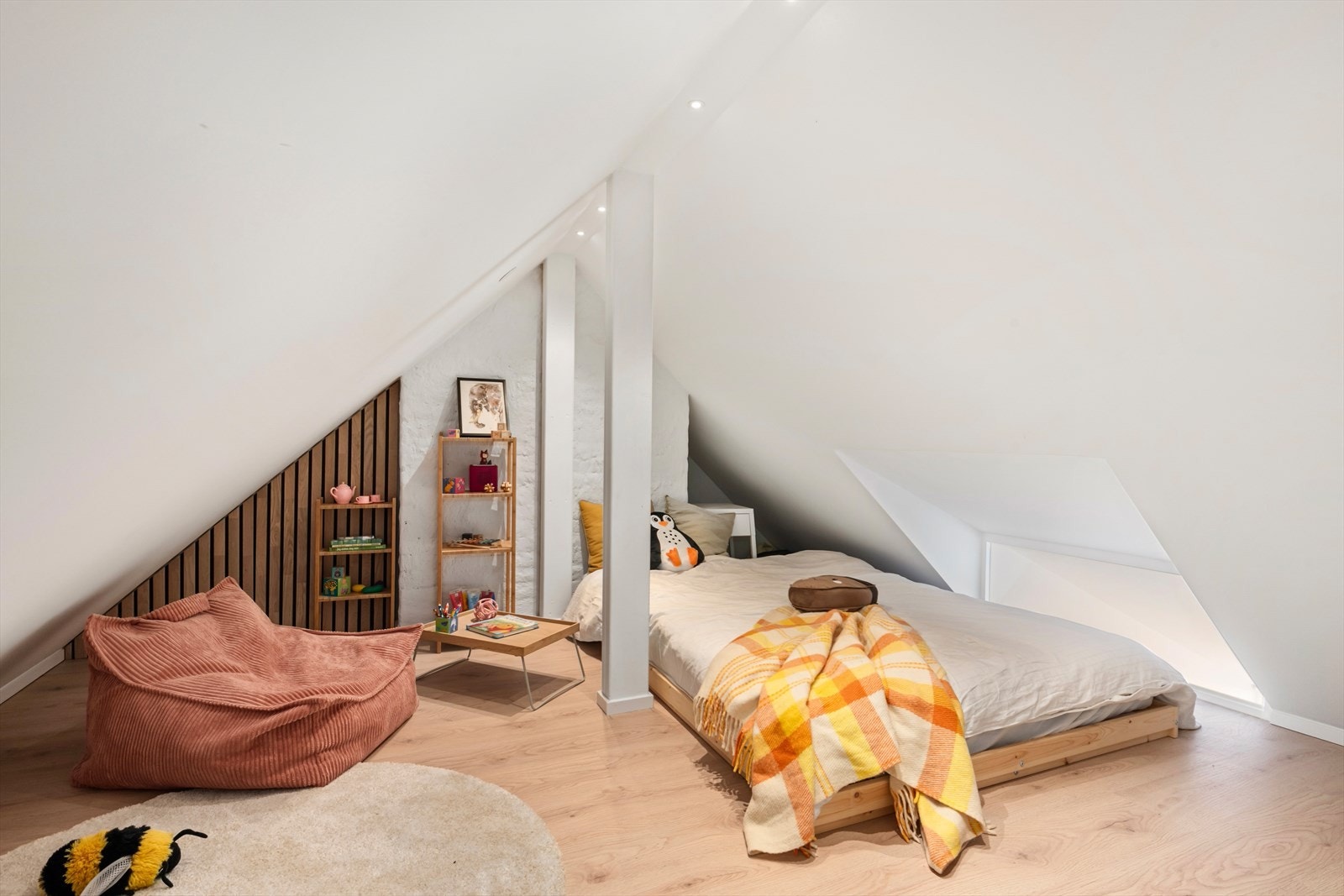 Hems på ca 18 kvm. Arealet er ikke måleverdig på grunn av for lav takhøyde og kommer derfor i tillegg til leilighetens 121 kvm Galleribilde