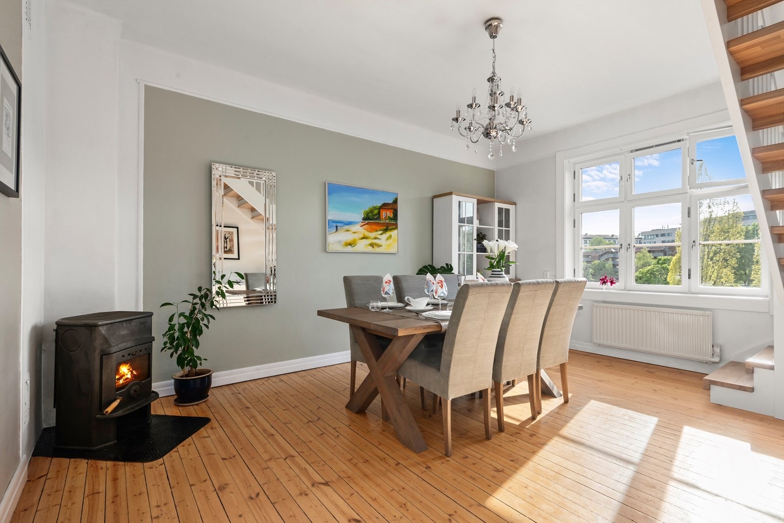 Toppleilighet over to plan med balkong, tre soverom, to stuer og to bad Galleribilde