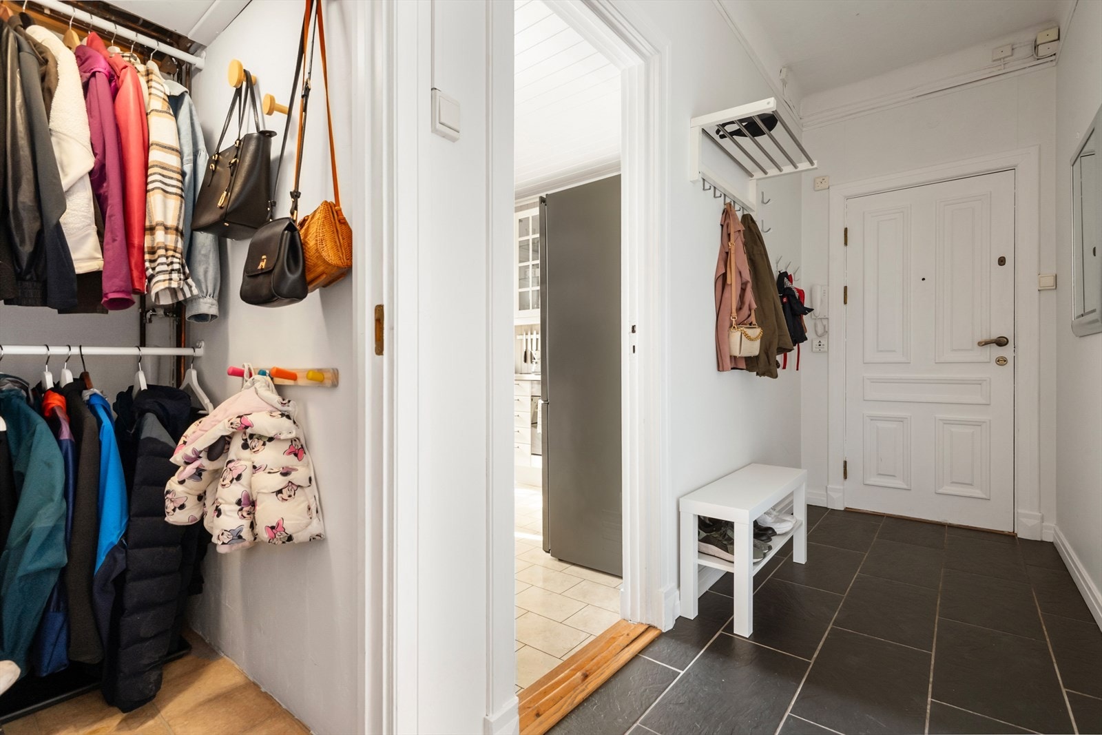 Hyggelig entré med flislagt gulv og praktisk garderoberom Galleribilde