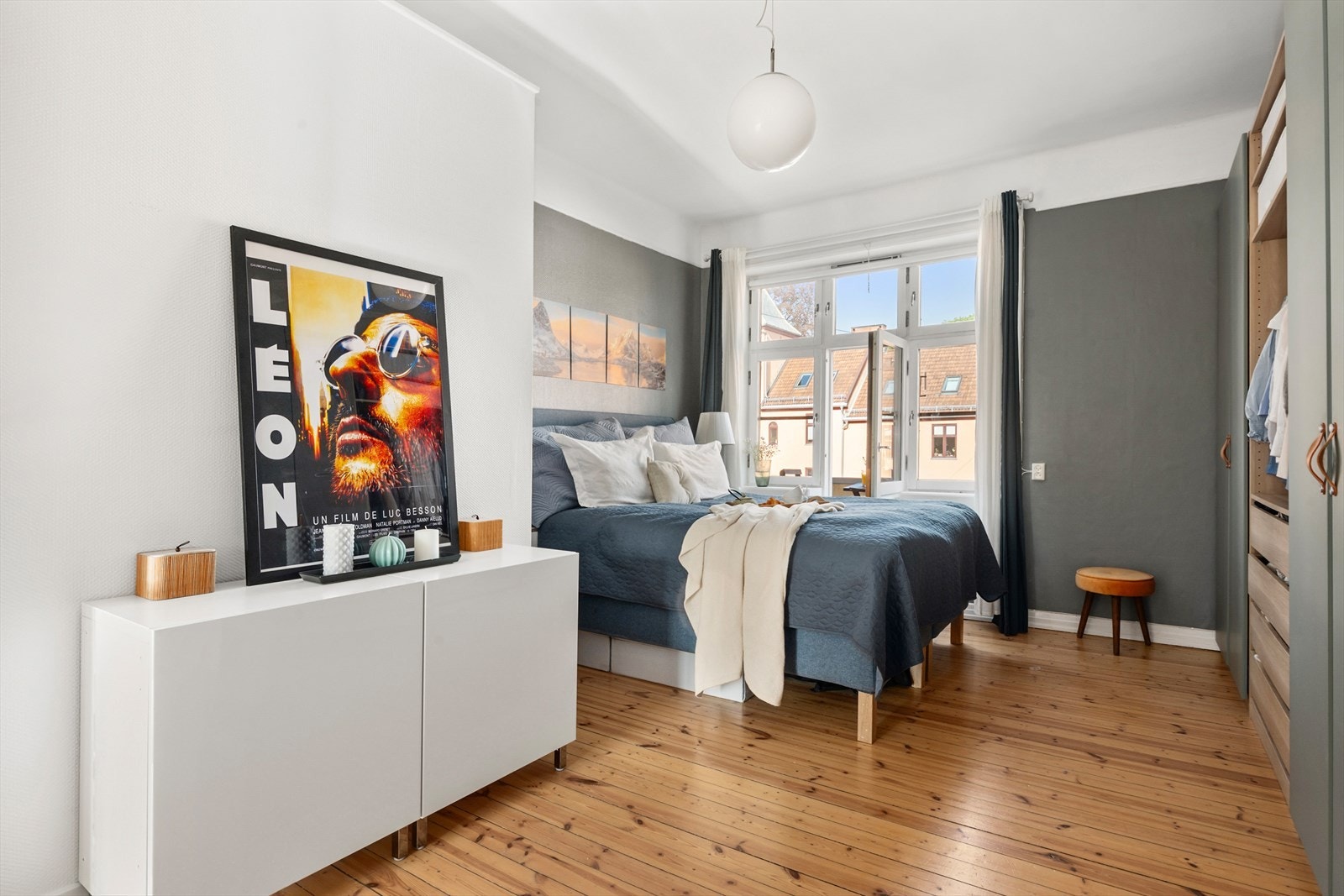 Det er 3 gode soverom i leiligheten. Her hovedsoverom i første plan. Plass til stor dobbeltseng og rikelig med garderobeplass Galleribilde