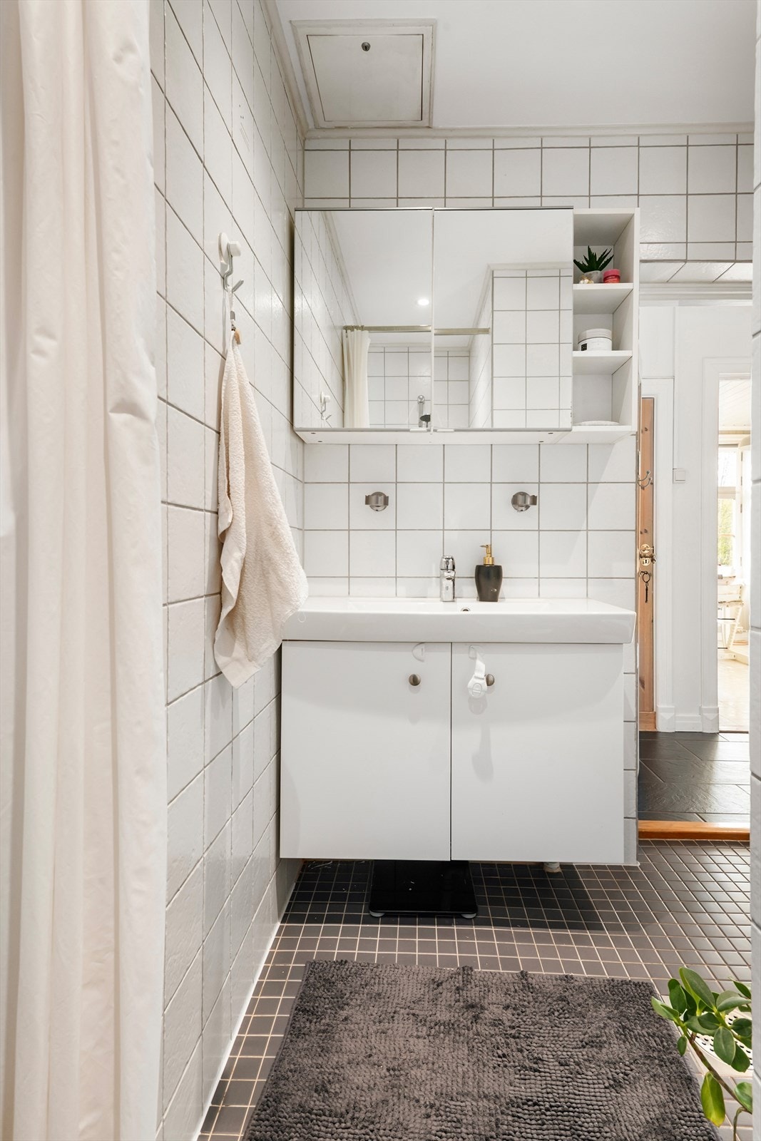 Godt med oppbevaring i både servantskap og speilskap. Galleribilde