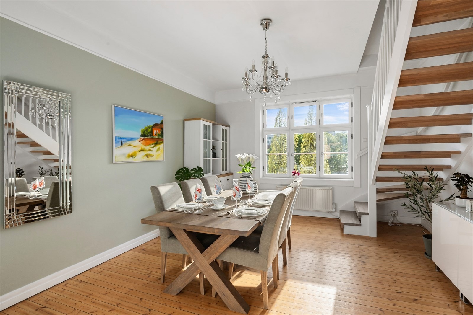 Flott, lys spisestue med pene, lyse overflater, heltre gulvbord og stort vindu uten direkte innsyn. Galleribilde