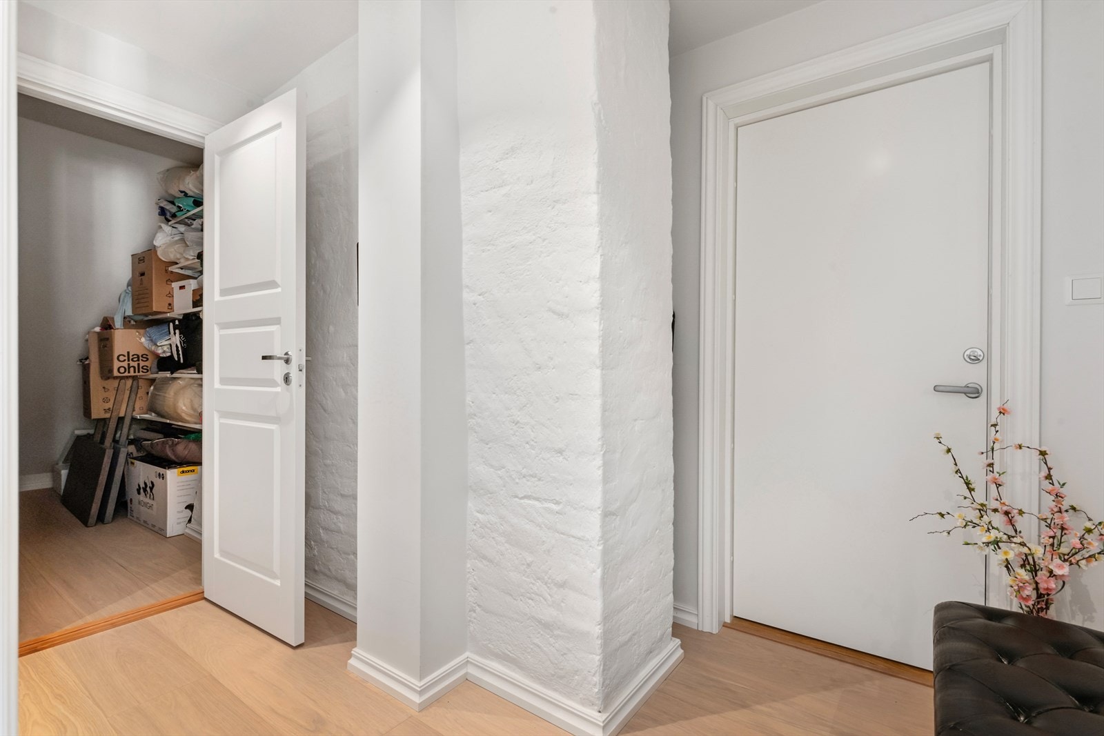 Bod andre plan. Det er også intern bod inn fra kjøkken i første plan. I tillegg disponeres det en stor kjellerbod på ca. 7 kvm Galleribilde