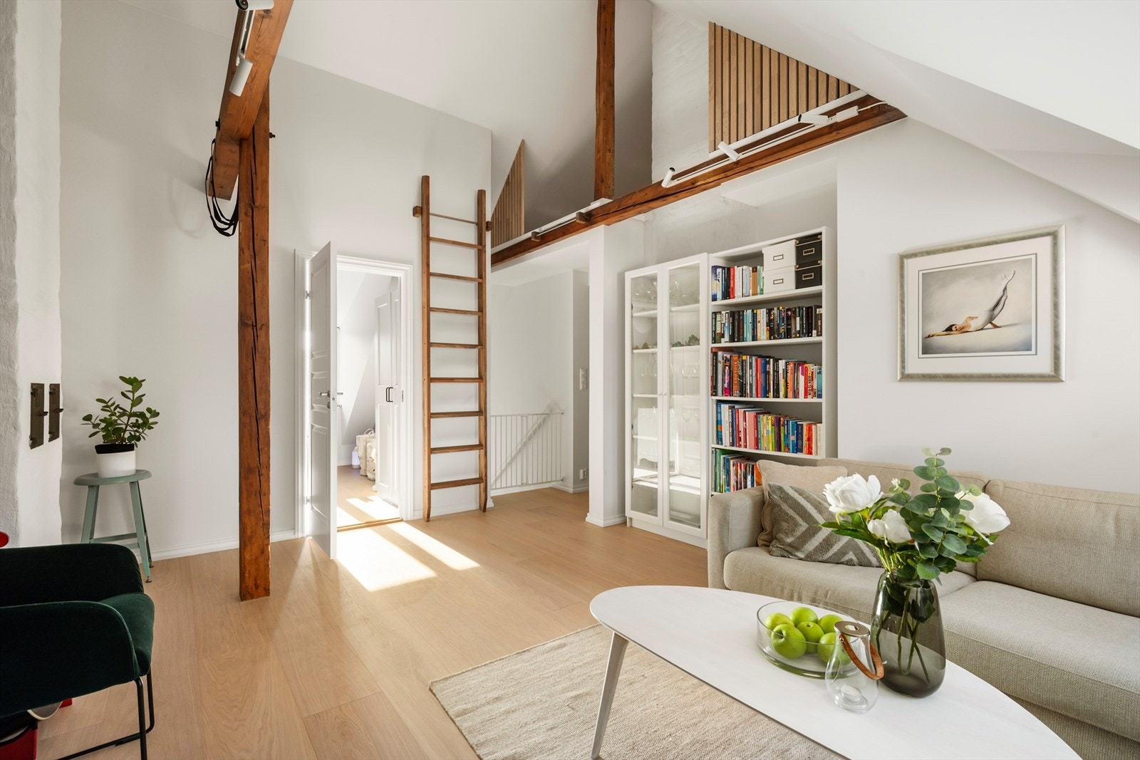 Opp til andre plan (loftetasje). Loftsetasjen ny i 2024 Galleribilde