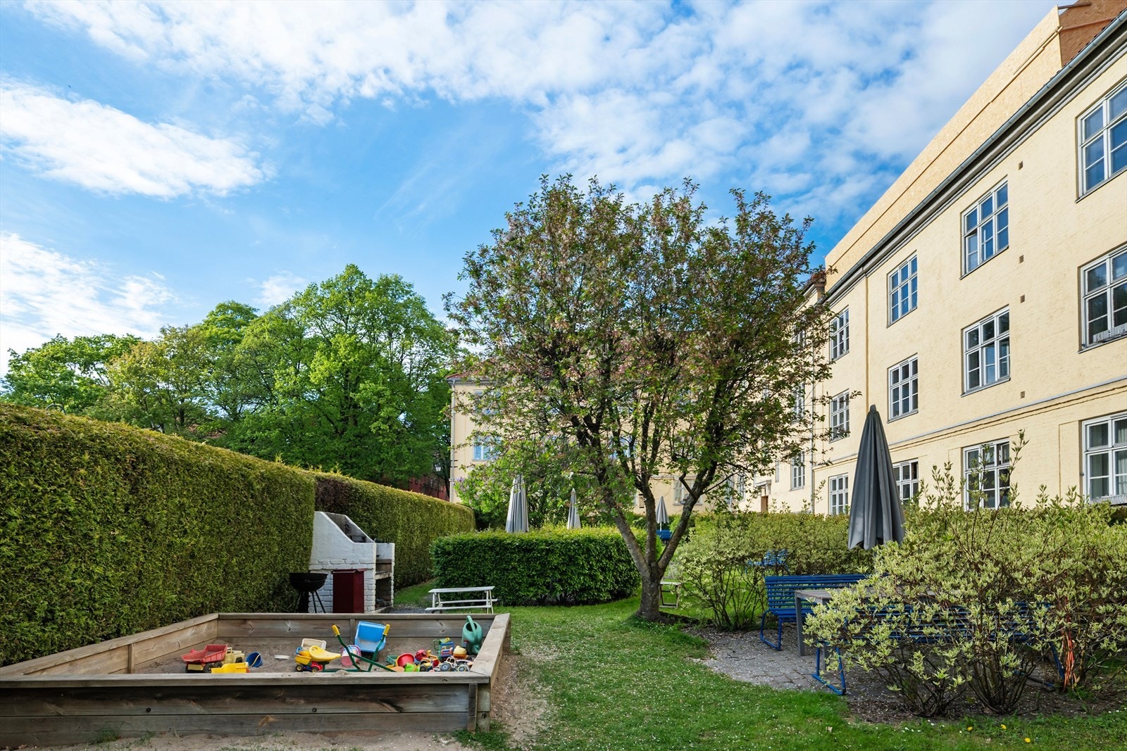 Bakgården har fine sittegrupper, grillområde og lekeplass - Borettslaget har p-plasser etter listeprisipp Galleribilde